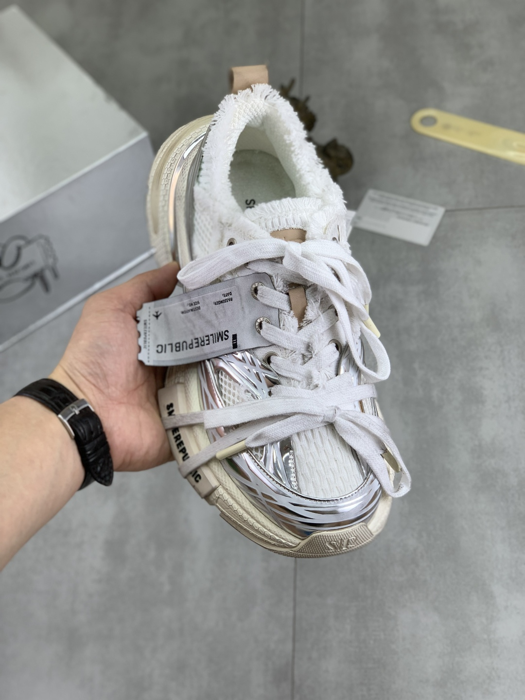 NO:351910,Real-price SMILEREPUBLIC Same Model Tan Jianci SR Galaxy 70s Thick Sole Smile Canvas Shoes Couple Style Casual Sports Shoes INCEPTION 70S LOWS.SP BLACK Stars are born from sitting fog and scattered in the universe. Immediately open the flowing shackles, allowing imagination to extend infinitely. The boundaries of time and space become blurred and subtle in the evolution of the meta-universe. It can take us back to the past, and it can also make us move forward bravely. Every step is like an adventure, and every time it is like creating. Let us travel through the time and space tunnel together to relive the classics of the times. Deliver exquisite packaging. Fabric: original customized high-density canvas. The inner original imported cowhide layer cowhide lining. Sole original open mold rubber material. Sole thickness is 4.5CM. Size: women's model 35-40  / Men's model 39-44,,sneakers,cowhide19860909实价SMILEREPUBLIC 檀健次同款 SR银河系70s 厚底 开口笑 帆布鞋 情侣款 休闲 运动鞋 INCEPTION 70S LOWS.SP BLACK 星星从坐雾中诞生,散落在宇宙之中 即刻开启流光枷锁,让想象无限延伸 时空的界限在元宇宙的演变中变得模糊而微妙 它可以带我们回到过去,也可以让我们勇往直前 每一步都像是在探险,每一次都像是在创造 让我们一起穿越时空隧道,重温时代经典 配送精美包装 面料:原版定制高密度帆布 内里原版进口头层牛皮里 鞋底原版开模橡胶材质 底厚4.5CM Size:女款35-40 /男款39-44,,sneakers,cowhide,Men's shoes