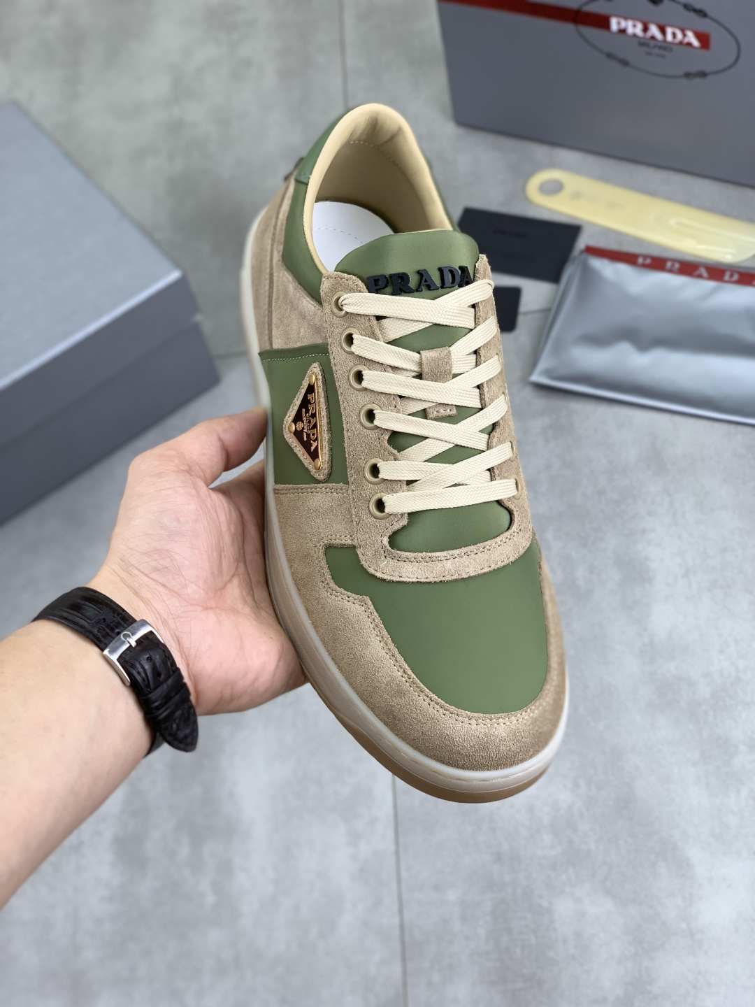 NO:351922,【Real Price】The latest model of high-quality PRADA classic men's shoes on the official website has been launched with 11 copies, simultaneous in Hong Kong, and the same stage on the show; all use calfskin imported cowhide inner lining and rubber outsole original non-slip and wear-resistant; comfortable footing, durable style, fine workmanship, and simple and neat shoe last to show the courage and toughness of men. The size is 38-44 (45 can be customized) 5 colors, prada, prada, cowhide19860909【实价】 高品质牛里（PRADA）普拉达经典款男鞋官网最新款上市了11复制,香港同步,走秀同台；全部采用小牛皮进口牛皮内里、橡胶大底原版防滑耐磨；着脚舒适、款式耐看,做工精细,配以简洁利落的鞋楦,彰显男人的果敢和硬朗,码数38一44（45可以定做）5款颜色选,,prada,prada,cowhide,Men's shoes