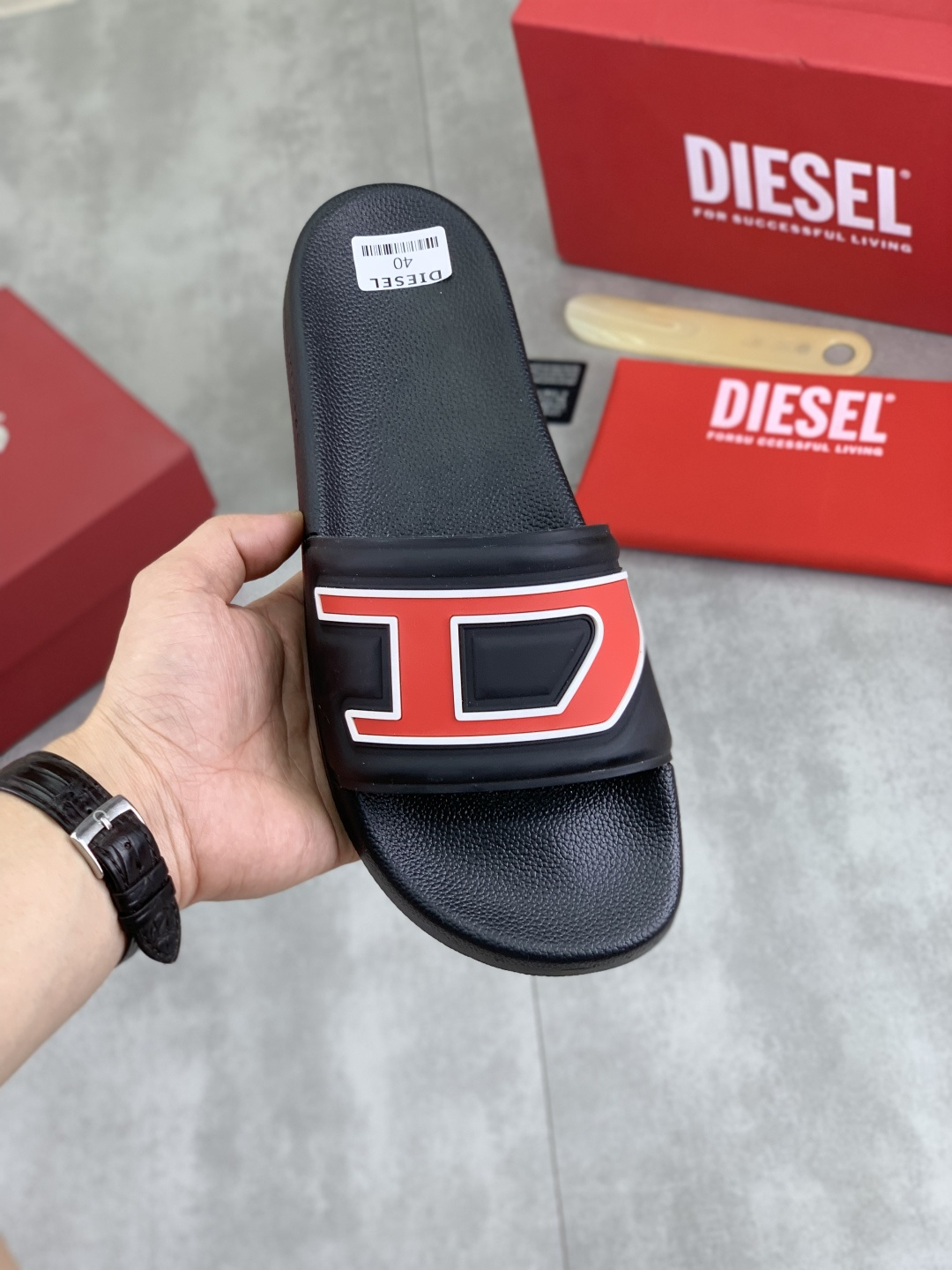 NO:351837,Real-price DIESEL 2025 original men's shoes. This model is the official classic model, with quality, made by famous original manufacturers. It uses imported film, perfect last, and elegant and fashionable design, which has attracted the pursuit of many consumers. What you want is the best quality in the market, with 3 color codes of 40–46,19860909实价DIESEL迪赛 2025原版男鞋 经典款本款是官方主打经典款,质量,原厂名师制作,采用进口胶片,完美楦型,大方时尚的设计,吸引了众多消费者的追捧,,要的就是市场最品质,颜色3色码数40–46,,Men's shoes