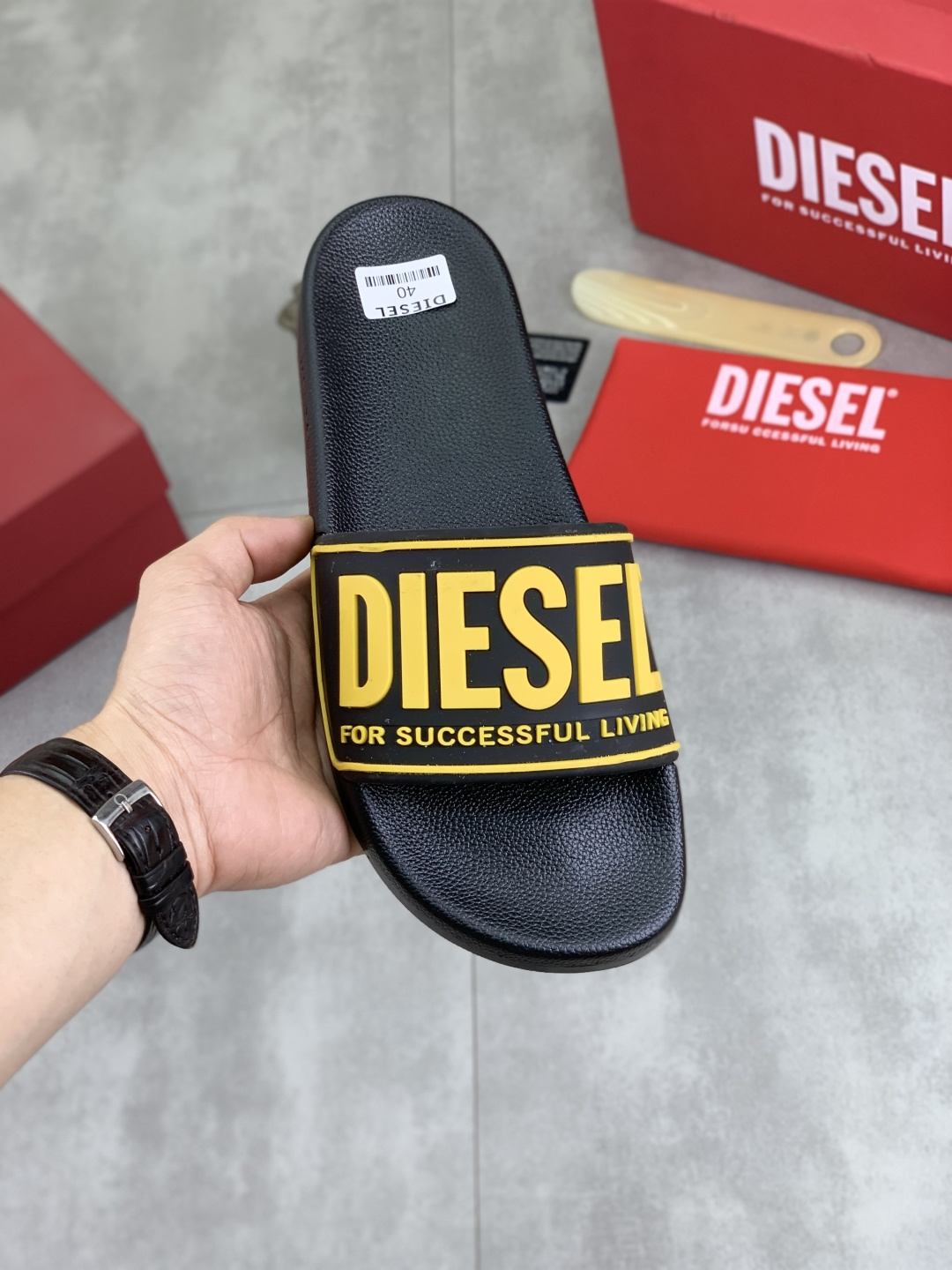 NO:351860,Real-price DIESEL 2025 original men's shoes. This model is the official classic model, with 1:1 quality, made by famous original manufacturers, using imported film, perfect last, and generous and fashionable design, attracting the pursuit of many consumers. What you want is the best quality in the market, color 4 color codes 40–46,19860909实价DIESEL迪赛 2025原版男鞋 经典款本款是官方主打经典款,1:1质量,原厂名师制作,采用进口胶片,完美楦型,大方时尚的设计,吸引了众多消费者的追捧,,要的就是市场最品质,颜色4色码数40–46,,Men's shoes