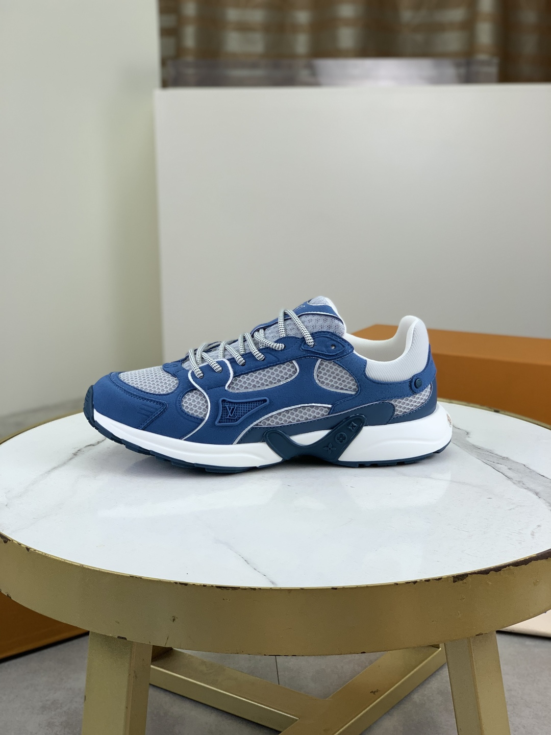 NO:352810,Real price LV | Louis Vuitton 2025 Spring and Summer 2025 New Top version of the original version is consistent, with the latest casual shoes, hard goods are new, top version of couples LV Louis Vuitton L Home Donkey Brand Latest Olympia Series Couple models Silverhorn King Casual Sports Shoes Running Shoes This model LV Olympia sports shoes combine mesh fabrics with metal texture synthetic leather and other technological fabrics, reinterpreting the classic running shoe design with a neat and simple design. Light EVA outsole makes for a comfortable and flexible wearing experience. Monogram embossed and LV letters and other rich details establish recognition, and exquisite packaging is delivered. Fabric: original imported technology fabric + mesh, inner original customized breathable mesh, sole original open mold rubber foam material, bottom thickness 3.5CM  Size: Women's model 35--45, louis vuitton, louis vuitton, louis vuitton, alexander wang, louis vuitton, sneakers19860909实价 LV | 路易威登 2025 2025春夏新款 顶级版本原版一致 主打最新款休闲鞋 硬货上新 顶级版本情侣款 LV 路易威登L家 驴牌 最新Olympia系列 情侣款 银角大王 休闲 运动鞋 跑鞋 本款 LV Olympia 运动鞋融合网格面料与金属质感合成皮革等科技面料,以利落简约设计重绎经典跑鞋设计.轻盈 EVA 外底成就舒弹穿着体验.Monogram 压纹与 LV 字母等丰富细节树立辨识度 配送精美包装 面料:原版进口科技面料+网面 内里原版定制透气网里 鞋底原版开模橡胶发泡材质 底厚3.5CM Size:女款35--45,,louis vuitton,louis vuitton,louis vuitton,alexander wang,louis vuitton,sneakers,Men's shoes