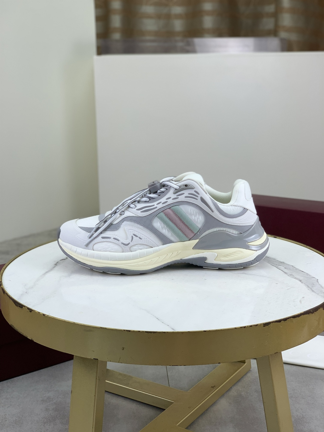 NO:352826,Real-price Gucci, couples, women's styles are released later, 2.0 futuristic sneakers are a new pair of subversive sneakers. Gucci 2.0, 4 colors in the entire series and keyinvestment, a flexible silhouette forefoot design, obviously feel the propulsion when commuting and trotting, and can enhance the sense of line extension with wide-leg pants or cycling pants. EVA thick sole not only has a comfortable height-enhancing effect, but also reduces weight (actually shopping for 3 hours without tiring your feet!) Lazy highlight moment 2 airport outfits directly!  After security check, take off and wear it in seconds (wrap it as soon as the heel webbing is lifted), because the shoelaces have sliding buckles, so it is not necessary!  !  Tie your shoelaces. Really have a relaxed feeling of freedom. Size women 35-40 men 39-45, gucci,sneakers19860909实价 Gucci 古奇,情侣款,女款后续出,2.0未来感运动鞋新作一双颠覆性运动鞋来了. Gucci 2.0,全系列4款颜色且keyinvestment,灵动廓形前掌微翘设计,通勤小跑时明显感受到推进力,搭配阔腿裤或骑行裤都能强化线条延伸感.EVA厚底不仅拥有舒适的增高效果,同时减轻重量（实逛街3小时不累脚！）懒人高光时刻2机场穿搭直接选它！过安检秒脱穿（后跟织带一提即穿）,因为鞋带有滑动挂扣,不需要！！系鞋带.真真做到自在随行的松弛感.size女35-40 男39-45,,gucci,sneakers,Men's shoes