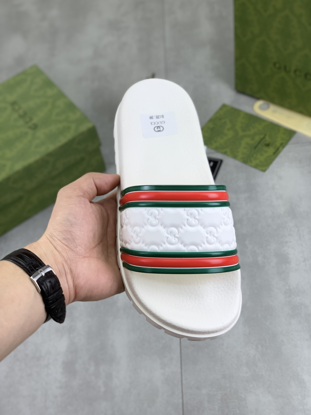 NO:353854,[Real Price] GUCCI Gucci New Year of the Year of the Snake, original official website, perfectly made to transmit a kind of noble luxury, sublimating its definition of luxury in Gucci high-end extraordinary craftsmanship. Original Gucci double G combination sole, 36-46 (35 47 customized),,gucci,slippers19860909【实价】 GUCCI 古奇蛇年新款休闲拖鞋,原版官网、完美做透射出一种尊贵奢华,于古奇高端超凡工艺中升华其奢侈定义.原版古奇双G组合大底,码数36-46（35 47定做）,,gucci,slippers,Men's shoes