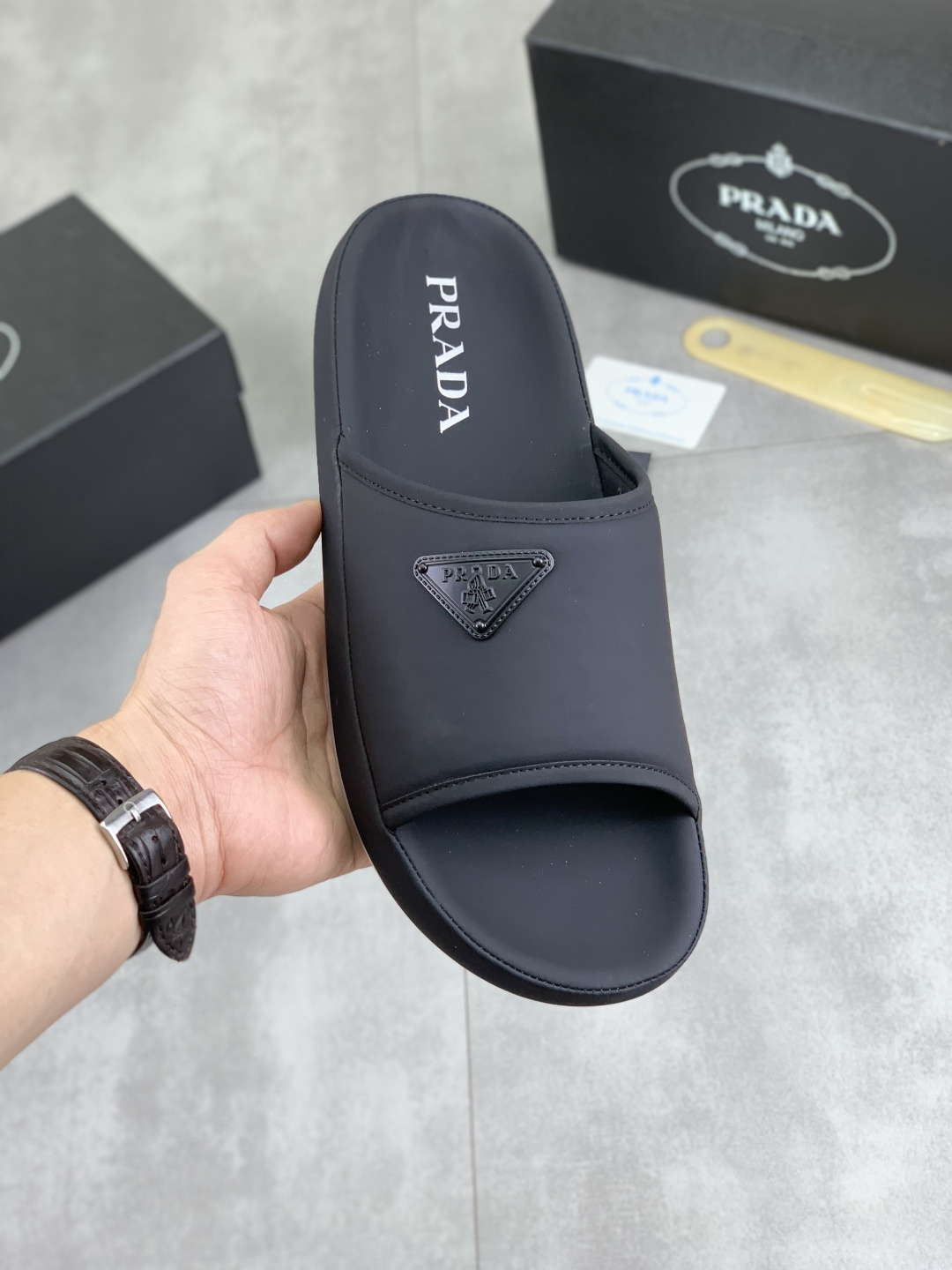 NO:353870,[Real Price] PRADA new casual slippers, original official website, perfectly made to transmit a kind of noble luxury, sublimating its definition of luxury in Prada's high-end extraordinary craftsmanship. Original combination of broadsole, 38-45, multiple colors, prada, prada, slippers19860909【实价】 PRADA 普拉达新款休闲拖鞋,原版官网、完美做透射出一种尊贵奢华,于普拉达高端超凡工艺中升华其奢侈定义.原版组合大底,码数38-45 多款款色选,,prada,prada,slippers,Men's shoes