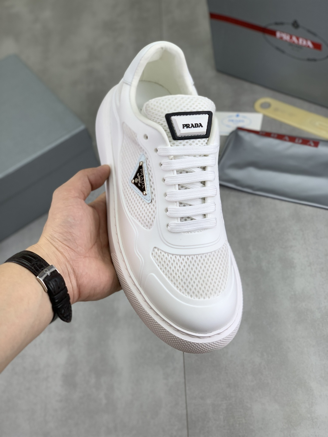 NO:354465,[Real price] High-version hot products are launched on the official website, trendy brand (Prada Prada) mainly promotes hot products, avant-garde and versatile fashion men's shoes private version, cowhide surface splicing 11.. Fashionable and crisp, original imported cowhide inner cowhide footbed; atmospheric personality is more trendy and eye-catching and pursue grade, it will subvert the old concept, and it must be a fashion trendy and fashionable trendy with you! Must keep it yourself! High-end comfortable, large and low, high-end quality workmanship. Number of 38-44 5 colors available.,,prada,prada,cowhide19860909【实价】高版本 官网爆款上市, 潮牌（普拉达Prada）主推爆款,前卫百搭时尚男鞋私版开模,牛皮面拼接11..时尚干脆、原版进口牛皮内里牛皮垫脚；大气个性更潮更抢眼更追求档次,它将颠覆旧念,与您共度时尚潮人必备! 必自留 ! 高大上的舒适大低,高端品质做工.码数38-44 5色可选.,,prada,prada,cowhide,Men's shoes