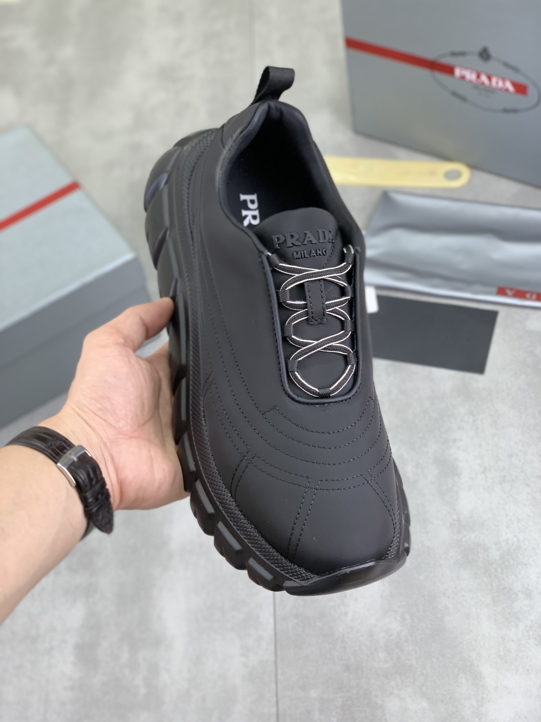 NO:355285,[Real Price] The official website hits the hottest model, the trendy brand (Prada Prada) is mainly promoted by popular models, avant-garde and versatile fashion men's shoes are open with a private version, cowhide surface splicing 11.. Fashionable and crisp, original imported cowhide inner cowhide footsteps; atmospheric personality is more trendy and eye-catching and pursue grade, it will subvert the old concept, and it must be a fashion trendy and fashionable person with you! Must keep it yourself! High-end comfortable, large and low, high-end quality workmanship. Number of 38-44 5 colors available.,,prada,prada,cowhide19860909【实价】官网爆款上市, 潮牌（普拉达Prada）主推爆款,前卫百搭时尚男鞋私版开模,牛皮面拼接11..时尚干脆、原版进口牛皮内里牛皮垫脚；大气个性更潮更抢眼更追求档次,它将颠覆旧念,与您共度时尚潮人必备! 必自留 ! 高大上的舒适大低,高端品质做工.码数38-44 5色可选.,,prada,prada,cowhide,Men's shoes