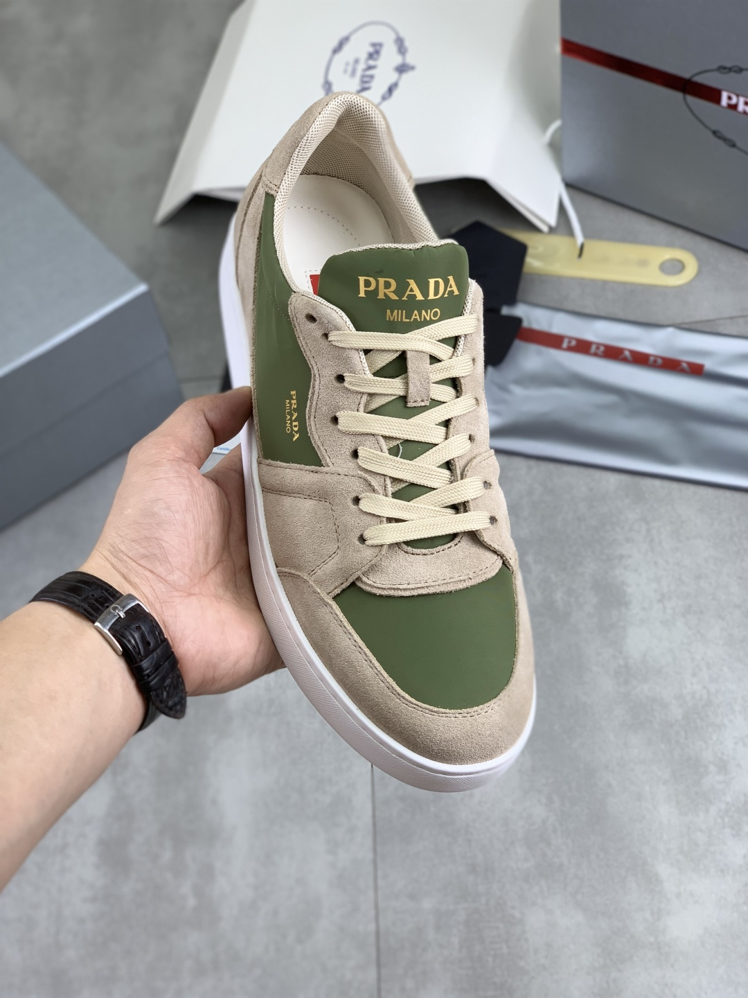 NO:355702,[Real Price] Top version The official website is launched with hot products, trendy brands (Prada Prada) are mainly popular, avant-garde and versatile fashion men's shoes are open with private version, cowhide surface splicing 11.. Fashionable and crisp, original imported cowhide inner cowhide footbed; atmospheric personality is more trendy and eye-catching and pursue grade, it will subvert the old concept and be a must for fashion trendy people with you! Must keep it yourself! High-end comfort, large and low, high-end quality workmanship. The official website new high-end sole size 38-45 Multi-color selection.,,prada,prada,cowhide19860909【实价】顶级版本 官网爆款上市, 潮牌（普拉达Prada）主推爆款,前卫百搭时尚男鞋私版开模,牛皮面拼接11..时尚干脆、原版进口牛皮内里牛皮垫脚；大气个性更潮更抢眼更追求档次,它将颠覆旧念,与您共度时尚潮人必备! 必自留 ! 高大上的舒适大低,高端品质做工.官网新款高端大底 码数38-45 多色可选.,,prada,prada,cowhide,Men's shoes