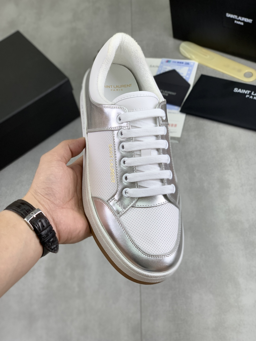 NO:355736,Real price Saint Laurent] Saint Laurent and casual shoes four season counters are synchronized with the latest models, YSL, classic and beautiful masterpieces. The counter is the hottest spring and summer series. Both temperament, fashion, classic and durable design style. The footing effect is particularly beautiful. The material is made of Italian imported piercing cowhide, inner foot padding; cowhide. Size 38-45,,saint laurent,saint laurent,saint laurent,saint laurent,cowhide19860909实价 Saint Laurent】圣罗兰、休闲鞋四季专柜同步最新款、YSL、经典上乘美艳力作 专柜最火春夏系列 兼备气质 时尚 经典耐看的设计风格 上脚效果特别美 材料采用意大利进口冲孔牛皮、内里 垫脚；牛皮 码数38-45,,saint laurent,saint laurent,saint laurent,cowhide,Men's shoes