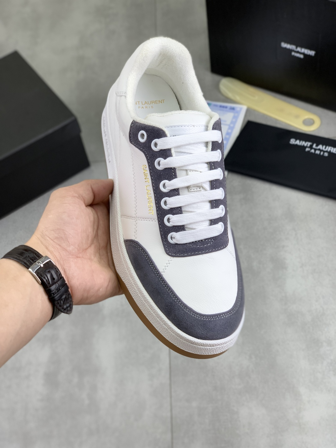 NO:355720,Real price Saint Laurent] Saint Laurent and casual shoes four season counters are synchronized with the latest models, YSL, classic and beautiful masterpieces. The counter is the hottest spring and summer series. Both temperament, fashion, classic and durable design style. The footing effect is particularly beautiful. The material is imported from Italy, cowhide, inner foot pad; cowhide. Size 38-45,,saint laurent,saint laurent,saint laurent,saint laurent,cowhide19860909实价 Saint Laurent】圣罗兰、休闲鞋四季专柜同步最新款、YSL、经典上乘美艳力作 专柜最火春夏系列 兼备气质 时尚 经典耐看的设计风格 上脚效果特别美 材料采用意大利进口牛皮、内里 垫脚；牛皮 码数38-45,,saint laurent,saint laurent,saint laurent,cowhide,Men's shoes