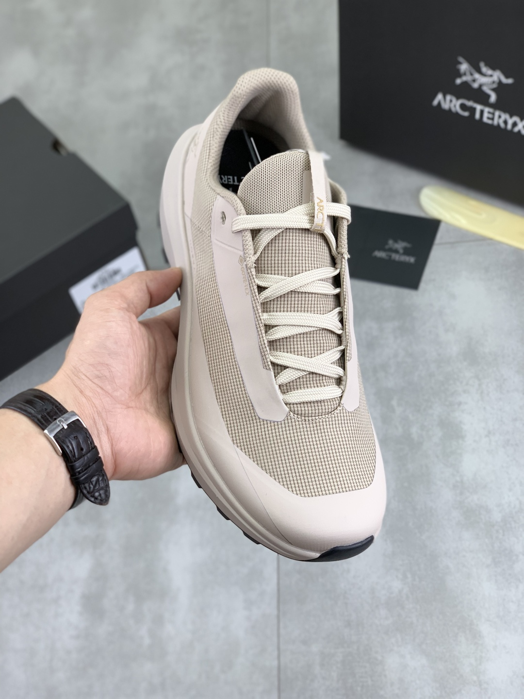 NO:356162,Real-price Archaeopteryx's new shoes have finally been officially launched recently and have been released in Europe and the United States! The Vertex Alpine model is paired with a double midsole, which has good comfort and stability. The upper is Cordura material, and the outsole uses Vibram's XS Flash 2 technology to enhance durability without affecting the convenience and breathability of sports. The overall model still has a comfortable moccasin-style set model Vertex Alpine size 39-44 (customized for 45), loro pianaarc'teryx19860909实价 始祖鸟全新鞋款 终于在近期正式上线了,目前已经登陆欧美等地进行发布! Vertex Alpine型号搭配双中底,有着不错的舒适性和稳定性,其鞋面采用 Cordura材料,外底采用Vibram 的 XS Flash 2 技术以增强耐用性,同时又不会影响运动的便利性和透气性. 整体依旧拥有舒适的莫卡辛式套型 型号 Vertex Alpine 码数39-44（45定做）,,loro pianaarc'teryx,Men's shoes