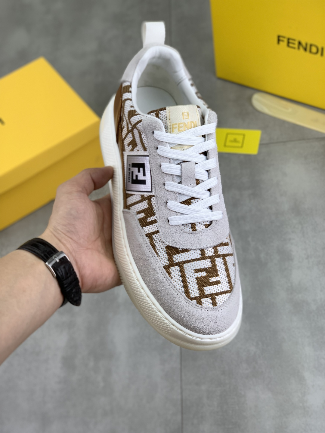 NO:356180,【Real Price】Little Monster New FENDI New Model Simple routing effect, presenting a grand and elegant and cool driving shoes. It uses imported calfskin + top-layer pigskin inner material, exquisite workmanship, comfortable feet. It is matched with any dress, showing taste and temperament, low-key luxury design is simple and elegant, noble and fashionable are loved and favored by trendy men. Size38-44 (45 customized) 3 colors available, fendi, fendi, cowhide, fendi, cowhide19860909【实价】小怪兽 新款 FENDI（芬迪）新款 简约的走线效果,呈现出大气优雅且炫酷的驾车鞋 采用进口小牛皮+头层猪皮内里材质精良做工细致 脚感舒适.搭配任意着装都尽显品位、气质,低调奢华设计简约大气 高贵时尚备受潮流男士的喜爱与青睐size38-44（45定做）3色可选,,fendi,fendi,cowhide,Men's shoes