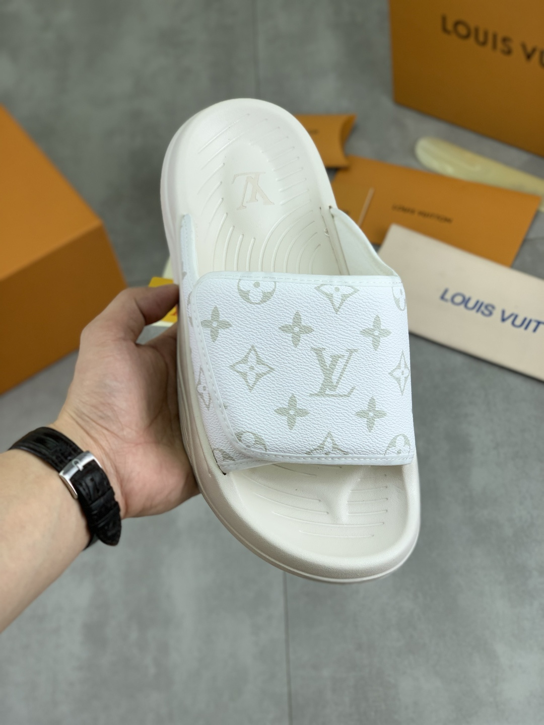 NO:356888,[Real Price] Original quality [LOUIS VUITTON] The official website hit Louis Vuitton LV men's slippers are released simultaneously!  Original fabric imported from Italy Original factory special original base Number 38-44 (45 customized) Many colors available Full set of packaging drawer boxes, louis vuitton, louis vuitton, louis vuitton, louis vuitton, slippers19860909【实价】 原单品质【LOUIS VUITTON】官网爆款路易威登 LV男士拖鞋 同步发售 ！意大利进口原版面料 原厂特供原版底 码数38-44（45定做）超多款颜色可选 全套包装抽屉盒,,louis vuitton,louis vuitton,louis vuitton,slippers,Men's shoes