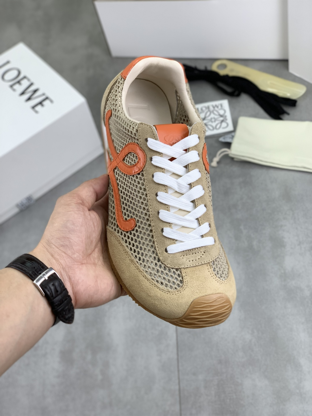 NO:345064,Real price, summer must-have (breathable model) high-end version 2025 Luo Yiwei's hot casual shoes are coming, color-blocking and fresh design, suitable for all kinds of versatile clothing, giving people a refreshing feeling. Imported original sheepskin, injection molding logo technology, nylon tarp-proof cloth splicing matte velvet leather, preferred soft sheepskin, super comfortable foot feeling, anti-slip wear-resistant Tr material bottom, non-rubber bottom, size 35-40 (for women 41 custom made) men 39-45 boutique packaging with airplane box, loewe, sheepskin19860909实价 夏季必备（透气款）高版本 2025罗意威爆款休闲鞋来袭,拼色小清新设计,适合各种百搭服饰,給人耳目一新的感觉.进口原版羊皮,注塑Logo工艺,尼龙防水布拼接磨砂绒皮,优选柔软羊皮里,脚感超级舒服,防滑耐磨Tr材质底,非橡胶底,码数女35-40（女41定做）男39-45 精品包装带飞机盒,,loewe,sheepskin,Men's shoes