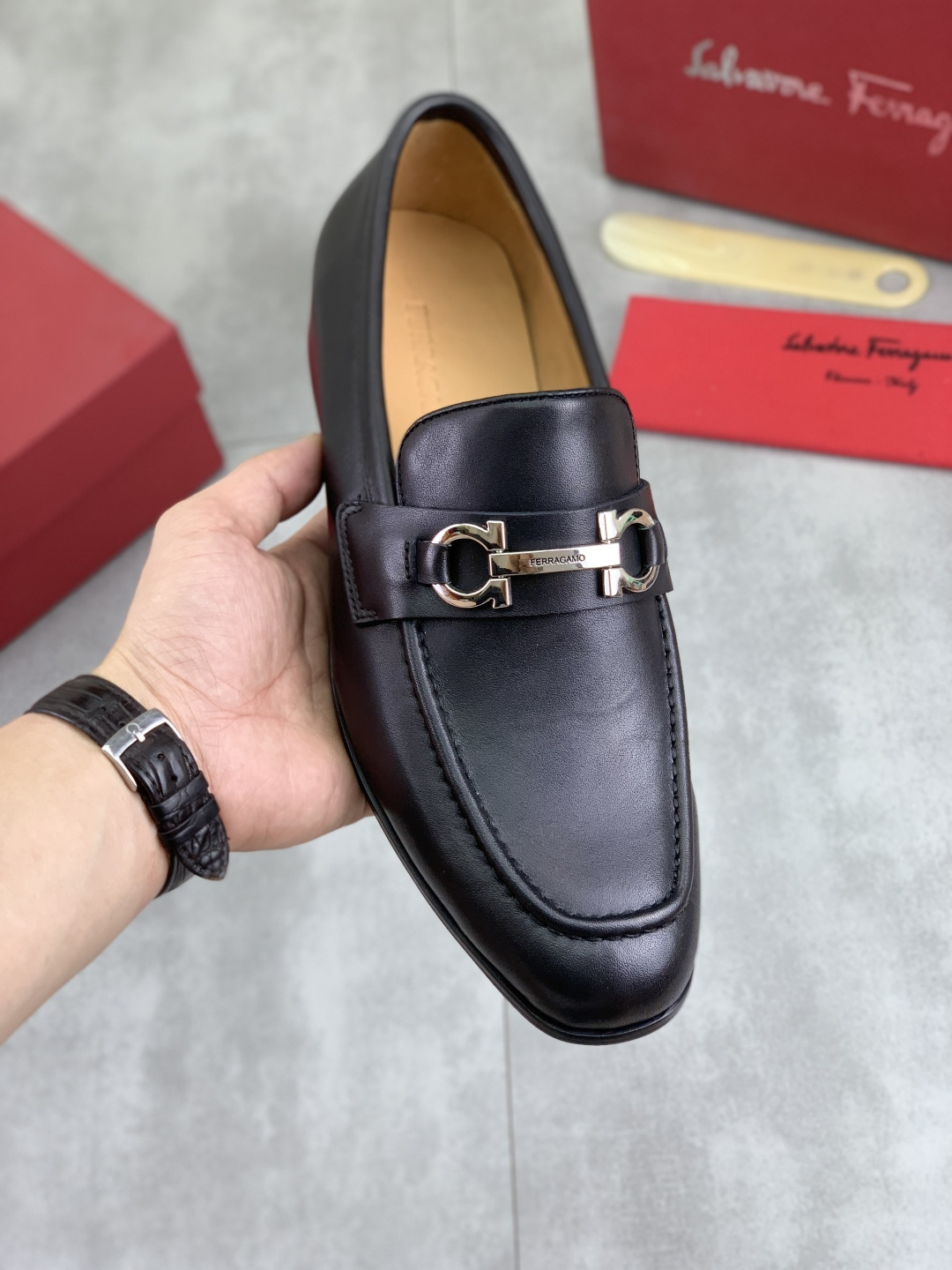 NO:345124,【Real Price】Soiled Beef 【Salvatore Ferragamo】Ferragamo Men’s latest casual business leather shoes!  Simultaneously launched!  The fabric is made of special imported original calf leather, the inner part is imported water-dyed cowhide, the original combination of the base is absolutely luxurious, leading the fashion trend. The code is 39-44 (45 46 customized) 2 colors available, louis vuitton, ferragamo, ferragamo, cowhide19860909【实价】水染牛里【Salvatore Ferragamo】菲拉格慕 男士最新款休闲商务皮鞋！同步上市！面料采用专用进口原版小牛皮,内里采用进口水染牛皮,原版组合大底 绝对的奢华打造,引领时尚潮流.配码39-44（45 46定做）2色可选,,louis vuitton,ferragamo,ferragamo,cowhide,Men's shoes