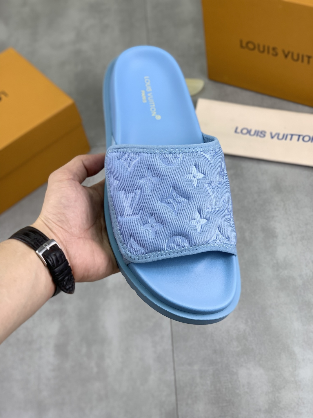 NO:345145,[Real Price] Original quality [LOUIS VUITTON] The official website hit Louis Vuitton LV men's slippers are released simultaneously!  Imported original fabrics from Italy Original factory special original base Number 38-44 (45 customized) A wide variety of colors available, louis vuitton, louis vuitton, louis vuitton, slippers19860909【实价】 原单品质【LOUIS VUITTON】官网爆款路易威登 LV男士拖鞋 同步发售 ！意大利进口原版面料 原厂特供原版底 码数38-44（45定做）超多款颜色可选,,louis vuitton,louis vuitton,louis vuitton,slippers,Men's shoes