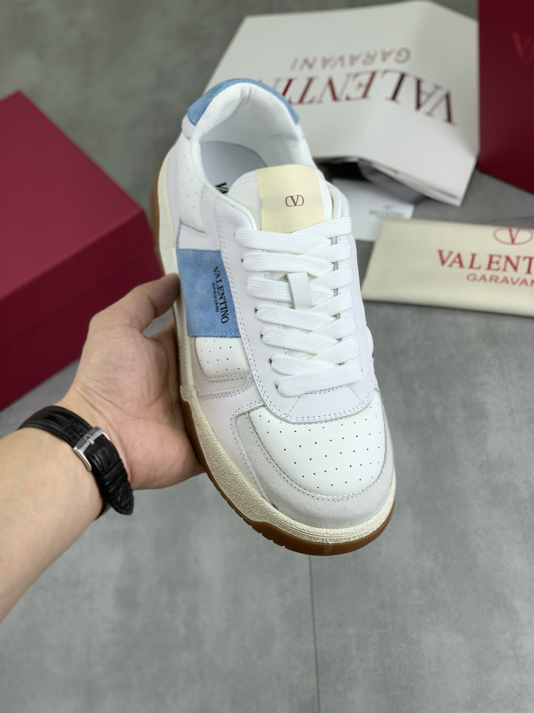 NO:345039,Real price Latest model Valentino V Home new casual young fashion trend Sports shoes full of vitality Unlimited age Very light and comfortable on the feet Packaging Original purchase and development Made of goods Various colors are eye-catching Activate the charming sunny boy. The shoe design combines trendy and coolness with daily styles, full of street feel, and multiple colors choices!  Original material splicing/head layer cowhide imported cowhide/original logo sweat-absorbent cushion foot, outsole TPU foam lightweight material outsole Brand injection molded insole Size 38-46 Full set of packaging, 3 colors available, valentino, valentino, valentino, sneakers, cowhide19860909实价 最新款 Valentino华伦天奴V家新款休闲年轻时尚潮流 运动鞋 活力十足 不限年龄 上脚非常轻盈舒适 包装 原版购入开发 做货 各种色彩搭配吸睛十足 激活魅力无限的阳光少年 鞋子设计将潮酷融合日常造型 街头感十足 多色选择！ 面料原版材料拼接/头层牛皮 内里进口牛皮/原版logo吸汗透气垫脚 大底TPU发泡轻便材质大底 品牌注塑鞋垫 码数38-46 全套包装 颜色3款颜色可选,,valentino,valentino,sneakers,cowhide,Men's shoes