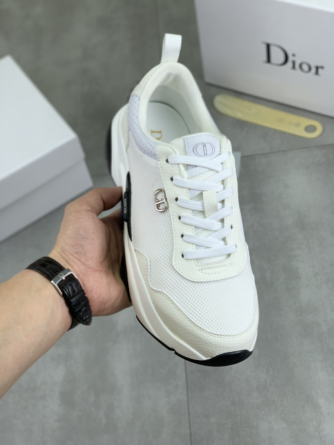NO:344981,[Real Price] [Dior] 2025 Dior original lace-up low-top men's shoes. Classic casual shoes. This model is the official classic style, quality, made by famous original masters. It uses high-quality cowhide with original materials, comfortable and breathable mesh cloth inner pig leather insole, perfect last, generous and fashionable design, attracting the pursuit of many consumers. It is suitable for drivers to drive. What you want is the best quality in the market, with 4 colors. Number of 38--44 (45 46 customized), dior, dior, cowhide19860909【实价】【Dior】2025迪奥原版系带低帮男鞋 经典款休闲鞋本款是官方主打经典款,质量,原厂名师制作,采用优质牛皮配原版材料舒适透气网布內里猪皮鞋垫,完美楦型,大方时尚的设计,吸引了众多消费者的追捧,适合司机驾车行驶,要的就是市场最品质,颜色4色 码数38--44（45 46定做）,,dior,dior,cowhide,Men's shoes
