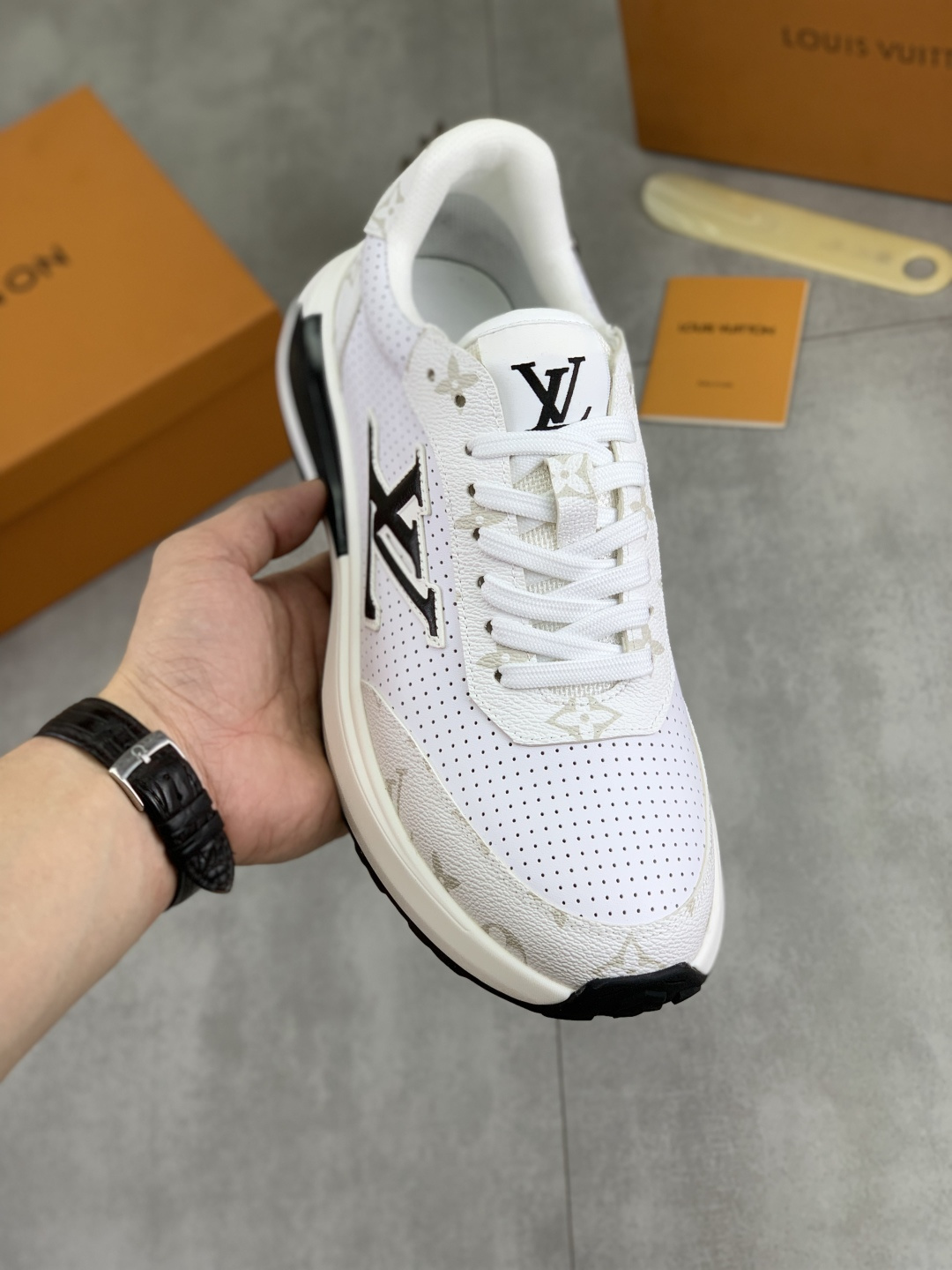 NO:345022,【Real Price】LV official website latest casual and fashionable men's shoes, the style is simple and atmospheric, exclusive to trendy men. The unique official website latest brand elements original decoration, fashionable and generous, the fabric is made of original calfskin, comfortable and breathable mesh cloth inner lining pig skin inner lining official website designated wear-resistant casual sole, classic style real shooting color 3 colors optional code number 38-44 (45 46 customized),,louis vuitton,cowhide19860909【实价】 LV 官网最新款休闲时尚男鞋爆款版型简洁大气,潮男专属.独有的官网最新品牌元素原版装饰,时尚又大方,面料采用原版小牛皮 舒适透气网布内里猪皮内里 官网指定耐磨休闲大底,经典款实物拍摄颜色3色可选码数38-44（45 46定制）,,louis vuitton,cowhide,Men's shoes