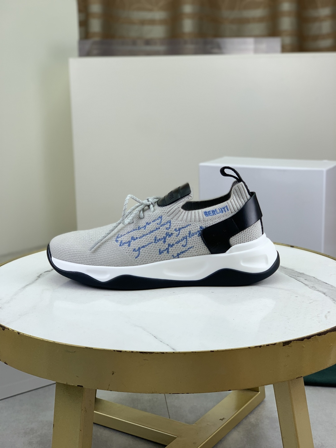 NO:356530,Real price Top purchasing quality Berlut* Berluti French top men's shoes. The Berluti brand's debut broke the convention and launched a new Edge last. This model is added with exquisite and fashionable hands on the fly-woven cowhide, water-dyed cowhide inner lining, and original color-blocking lightweight wear-resistant rubber sole; this bold improvement of the iconic last is of great significance to its unique shape and creative work. On Alessandro shoes, this angular outline is made by Kris' bold and professional new Cloudy dyeing makes it look more perspective and classic and fashionable!  Size39-44 (38 45 can be customized),,cowhide19860909实价 顶级代购品质Berlut*布鲁提法国顶级男鞋,Berluti品牌的首秀中打破常规,推出全新的Edge鞋楦.这款更是在飞织配牛皮上加入手精致时髦,水染牛皮内里,原版拼色轻便耐磨橡胶底；标志性鞋楦的这种大胆改良,对于其独特形状和边宽创意工作意义重大. 在Alessandro鞋履上,这种棱角分明的轮廓经Kris大胆专业的全新Cloudy 染色显得更有透视感,经典时尚！Size39-44（38 45 可订制）,,cowhide,Men's shoes