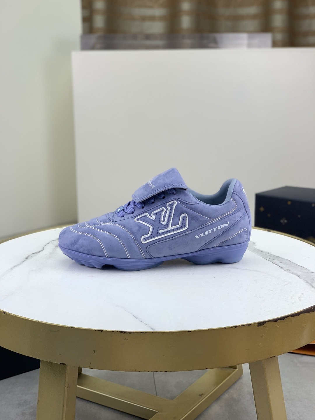 NO:346043,Real-price New Year's new LV couple's same sneakers, fashionable clothes on it. This Footprint Soccer sneaker was unveiled at the Spring and Summer Fashion Show. It is the first sneaker designed by Pharrell Williams with football shoes inspired by football shoes. The shoes are inspired by football sports across generations and culture, echoing the theme of unity and participation of the spring and summer fashion show. The shoes are known for their smooth design, with dynamic IV Initials on the side, and the tongue is embellished with Lvers United badges inspired by the football team, and the sole of the footprint rubber sole is decorated with a variety of Louis Vuitton logos. Fashionable and casual wear The trendsetter in the fashion industry, sizes 35-45,,louis vuitton,louis vuitton,versace,sneakers19860909实价 年新款LV情侣同款球鞋,穿上就是时髦精 这款 Footprint Soccer 运动鞋于春夏系列时装展中亮相,是Pharrell Williams 首次以足球鞋为灵感设计的运动鞋.鞋款的灵感来自跨越世代和文化的足球运动,呼应春夏系列时装展团结一致、全民参与的主题.鞋款以流丽的设计著称,侧面以富动感的IV Initials标志点缀,鞋舌缀有灵感来自足球队伍的Lvers United徽章,而脚掌纹橡胶鞋底饰有多款路易威登标志. 时髦休闲穿搭 时尚界的弄潮儿,码数35-45,,louis vuitton,louis vuitton,versace,sneakers,Men's shoes