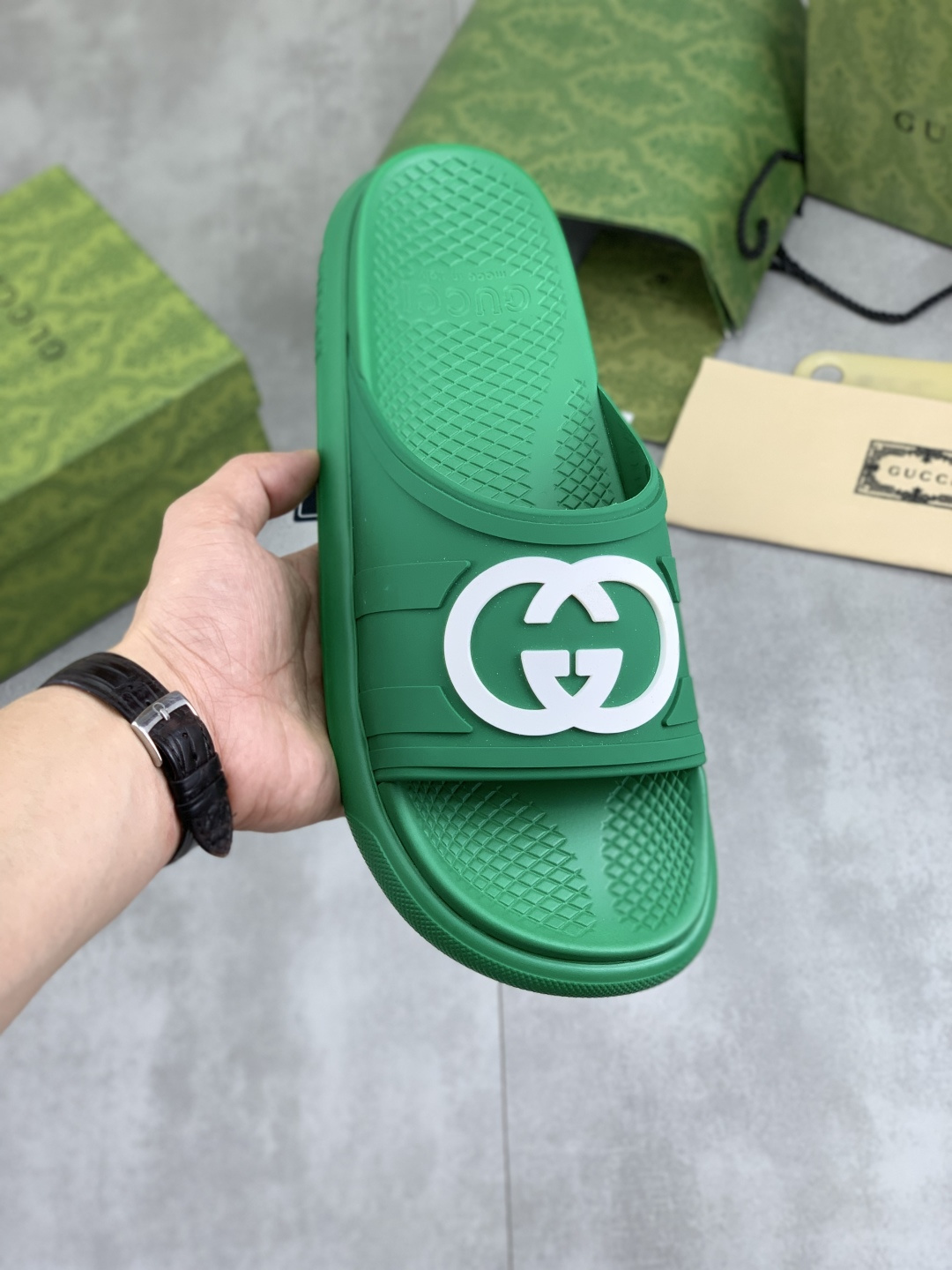 NO:346586,[Real Price] High-version GUCCI Gucci New Year of the Year of the Snake, original official website, perfectly made to transmit a kind of noble luxury, sublimating its definition of luxury in Gucci high-end extraordinary craftsmanship. Original Gucci double G combination sole, 35-46, full set of packaging,,gucci,slippers19860909【实价】高版本 GUCCI 古奇蛇年新款休闲拖鞋,原版官网、完美做透射出一种尊贵奢华,于古奇高端超凡工艺中升华其奢侈定义.原版古奇双G组合大底,码数35-46 全套包装,,gucci,slippers,Men's shoes