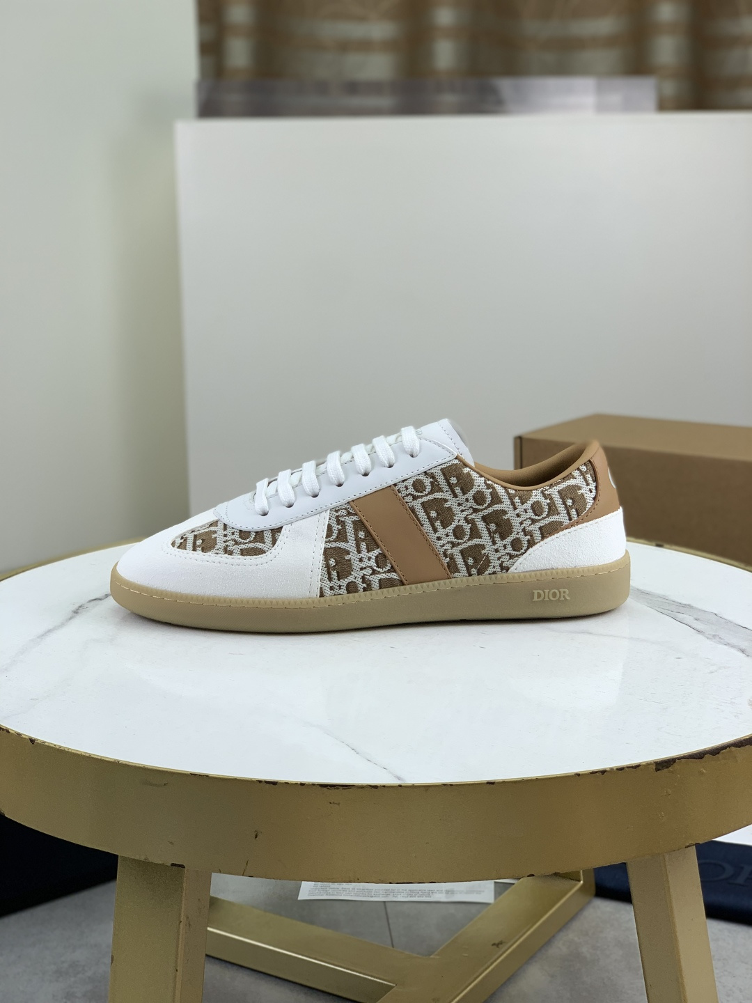 NO:346570,Real price Dior B01 German training shoes top version!  !  !  White head-layer cowhide, upper is fully oiled, TPU original molded outsole. This sneaker is a new product in the 2025 autumn series, marking the return of Dior's classic style and is reinterpreted with a fashionable and elegant silhouette. It is carefully crafted with white smooth head-layer cowhide, paired with silk sheepskin in the same color, the tongue and inner sides are decorated with Dior logo, and the heel is decorated with CD Icon logo. It is matched with Tpu anti-slip sole of the same color, and can be matched with various shapes to create exquisite shapes. Size 39-45 Full package with airplane box, dior, dior, sneakers, cowhide, sheepskin19860909实价 迪奥Dior B01德训鞋顶级版本！！！ 白色头层牛皮,鞋面全油边,TPU原版成型大底. 这款运动鞋是2025秋季系列新品,标志着Dior经典款式的回归,以时尚优雅的廓形重新诠释.采用白色光滑头层牛皮精心制作,搭配同色系丝绸羊皮内里,鞋舌和内部侧面饰以Dior标志,鞋后跟饰以CD Icon标志.搭配同色系Tpu防滑鞋底,可与各式造型搭配,打造精致造型. 码数39-45 全套包装带飞机盒,,dior,dior,sneakers,cowhide,sheepskin,Men's shoes