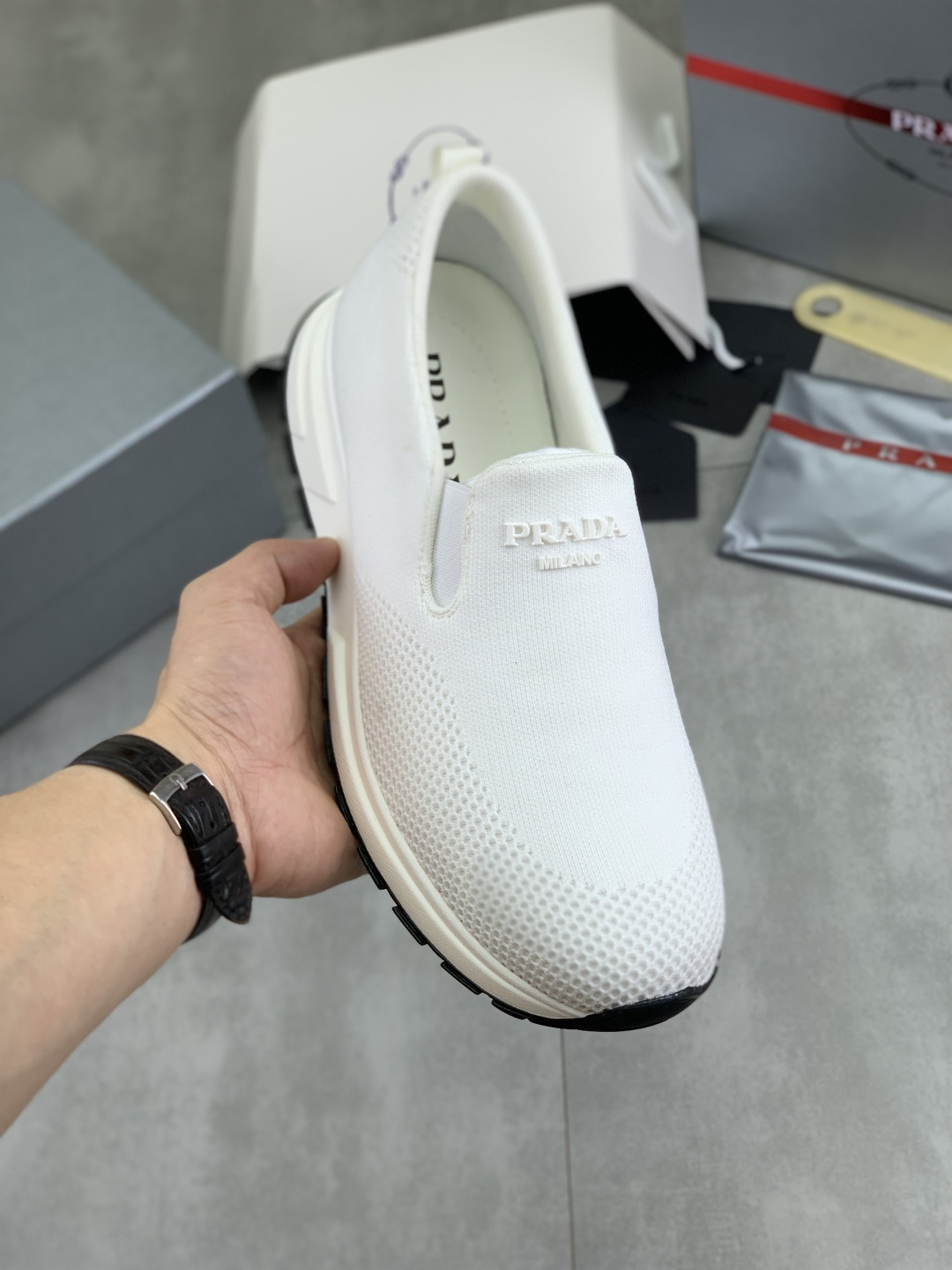 NO:347143,[Real Price] Feizhi series (must-have for summer) is launched on the official website, trendy brand (Prada Prada) mainly promotes popular products, avant-garde and versatile fashion men's shoes private version, cowhide surface splicing 11.. Fashionable and crisp, original imported cowhide inner cowhide footbed; atmospheric personality is more trendy and eye-catching and pursue grade, it will subvert the old concept, and be a must-have for fashion trends with you! Must keep it yourself! High-end comfortable, large and low, high-end quality workmanship. Number of 38-45 6 colors available.,,prada,prada,cowhide19860909【实价】飞织系列（夏季必备款）官网爆款上市, 潮牌（普拉达Prada）主推爆款,前卫百搭时尚男鞋私版开模,牛皮面拼接11..时尚干脆、原版进口牛皮内里牛皮垫脚；大气个性更潮更抢眼更追求档次,它将颠覆旧念,与您共度时尚潮人必备! 必自留 ! 高大上的舒适大低,高端品质做工.码数38-45 6色可选.,,prada,prada,cowhide,Men's shoes