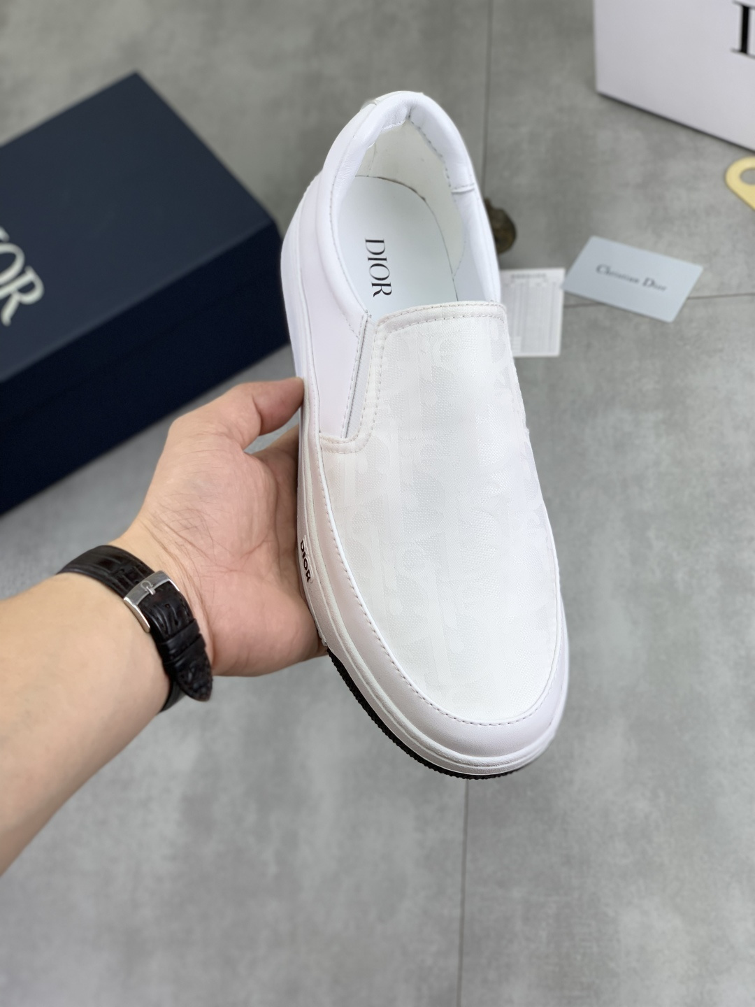 NO:347875,[Real Price] [Dior] 2025 Dior original lace-up low-top men's shoes. Classic casual shoes. This model is the official classic style, quality, made by famous original masters. It uses high-quality cowhide with original materials, comfortable and breathable mesh inner pig leather insole, perfect last, generous and fashionable design, attracting the pursuit of many consumers. It is suitable for drivers to drive. What you want is the best quality in the market, with 4 colors. Number of 38--44 (45 customized),,dior,dior,cowhide19860909【实价】【Dior】2025迪奥原版系带低帮男鞋 经典款休闲鞋本款是官方主打经典款,质量,原厂名师制作,采用优质牛皮配原版材料舒适透气网布內里猪皮鞋垫,完美楦型,大方时尚的设计,吸引了众多消费者的追捧,适合司机驾车行驶,要的就是市场最品质,颜色4色 码数38--44（45 定做）,,dior,dior,cowhide,Men's shoes