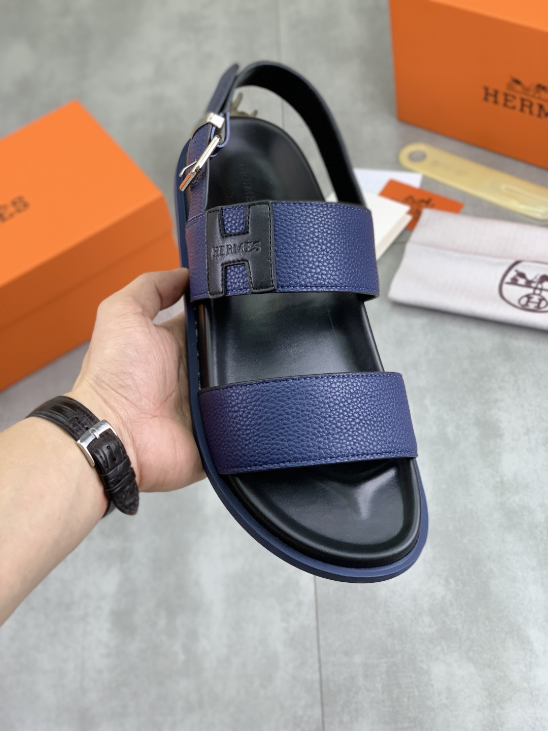 NO:347784,Real price [HERMES] high-end quality new Hermes slippers, imported calfskin fabric, wear-resistant and non-slip rubber outsole. Fashionable and atmospheric. Size 39-44 (45 46 customized) Color 5 colors available,,hermes,hermes,slippers,cowhide19860909实价【HERMES】高端品质 新款爱马仕拖鞋,面料进口小牛皮,耐磨防滑橡胶大底.时尚大气 码数39-44（45 46 订做） 颜色5色可选,,hermes,hermes,slippers,cowhide,Men's shoes