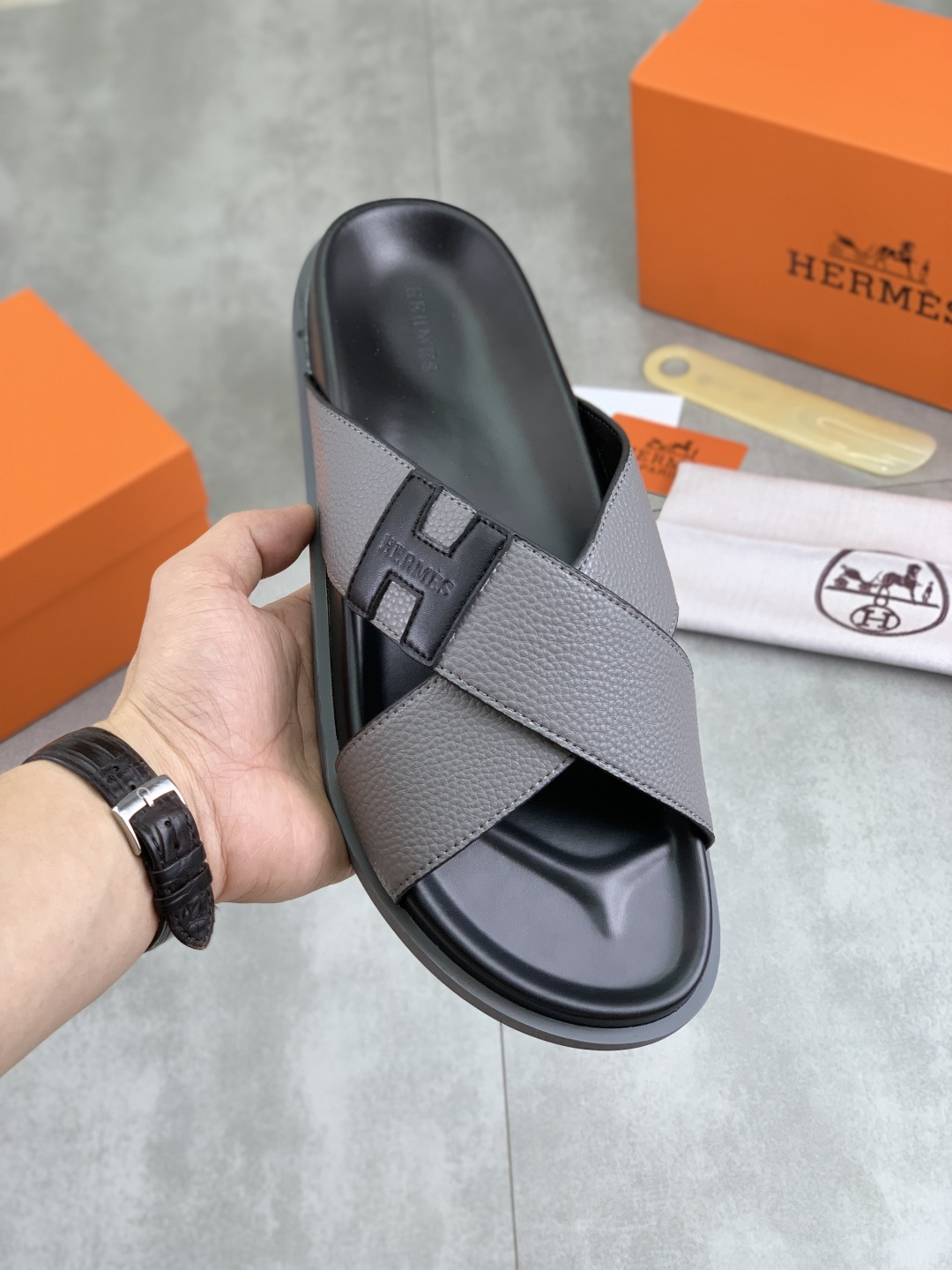 NO:347805,Real price [HERMES] high-end quality new Hermes slippers, imported fabric lychee pattern calfskin, wear-resistant and non-slip rubber outsole. Fashionable and atmospheric. Size 39-44 (45 46 customized) Color 5 colors available,,hermes,hermes,slippers,cowhide19860909实价【HERMES】高端品质 新款爱马仕拖鞋,面料进口荔枝纹小牛皮,耐磨防滑橡胶大底.时尚大气 码数39-44（45 46 订做） 颜色5色可选,,hermes,hermes,slippers,cowhide,Men's shoes
