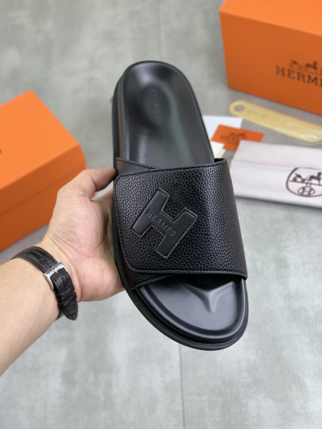 NO:347818,Real price [HERMES] high-end quality new Hermes slippers, imported fabric lychee pattern calfskin, wear-resistant and non-slip rubber outsole. Fashionable and atmospheric. Size 39-44 (38 45 customized) Color 5 colors available,,hermes,hermes,slippers,cowhide19860909实价【HERMES】高端品质 新款爱马仕拖鞋,面料进口荔枝纹小牛皮,耐磨防滑橡胶大底.时尚大气 码数39-44（38 45 订做） 颜色5色可选,,hermes,hermes,slippers,cowhide,Men's shoes
