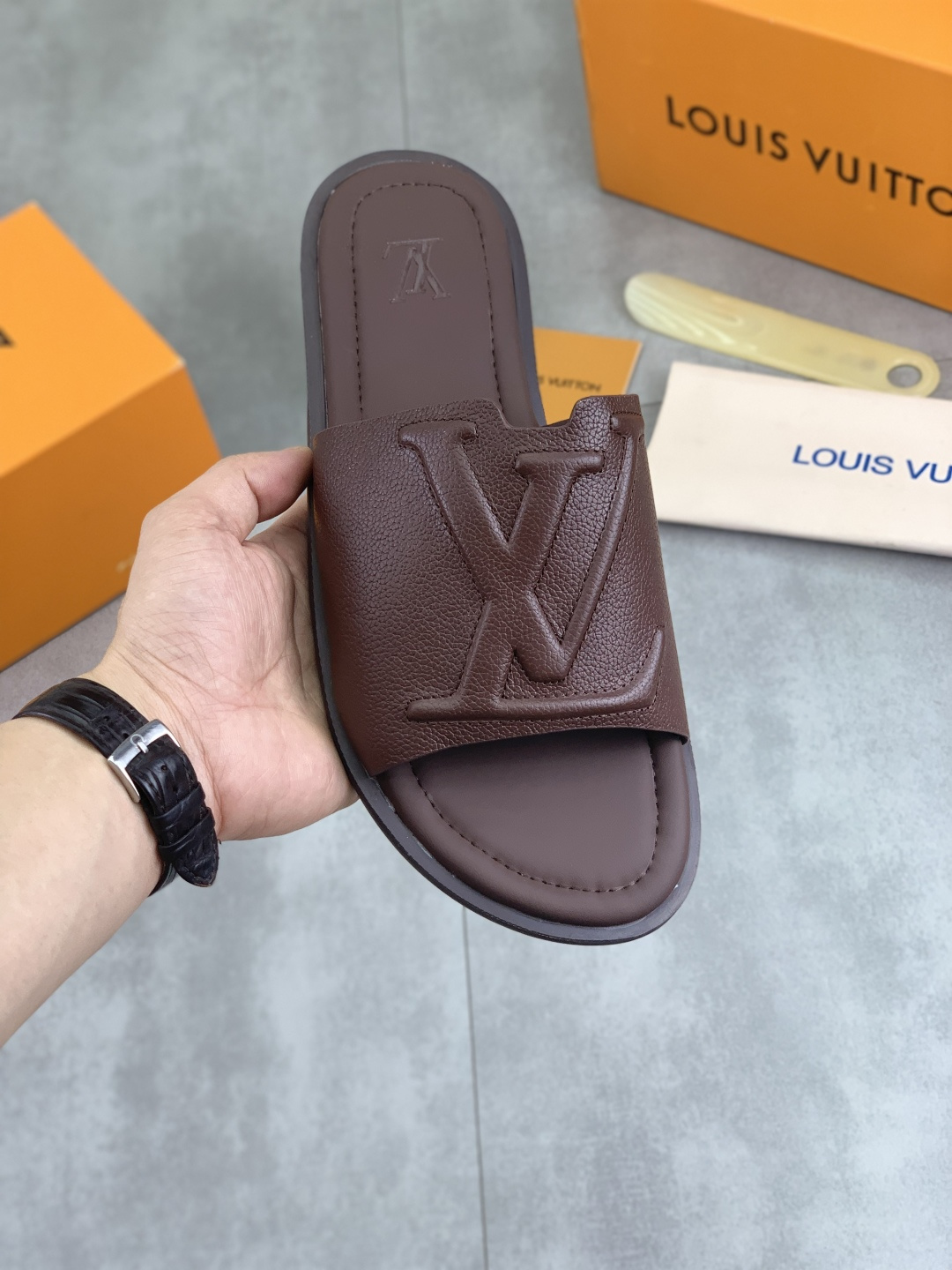 NO:353200,【Real Price】High-quality【LOUIS VUITTON】The official website hit Louis Vuitton LV men's slippers are released simultaneously!  Original lychee pattern calfskin imported from Italy Original special original base Number of 38-46 4 colors available, louis vuitton,louis vuitton,louis vuitton,slippers,cowhide19860909【实价】 高品质【LOUIS VUITTON】官网爆款路易威登 LV男士拖鞋 同步发售 ！意大利进口原版荔枝纹小牛皮面料 原厂特供原版底 码数38-46 4款颜色可选,,louis vuitton,louis vuitton,louis vuitton,slippers,cowhide,Men's shoes