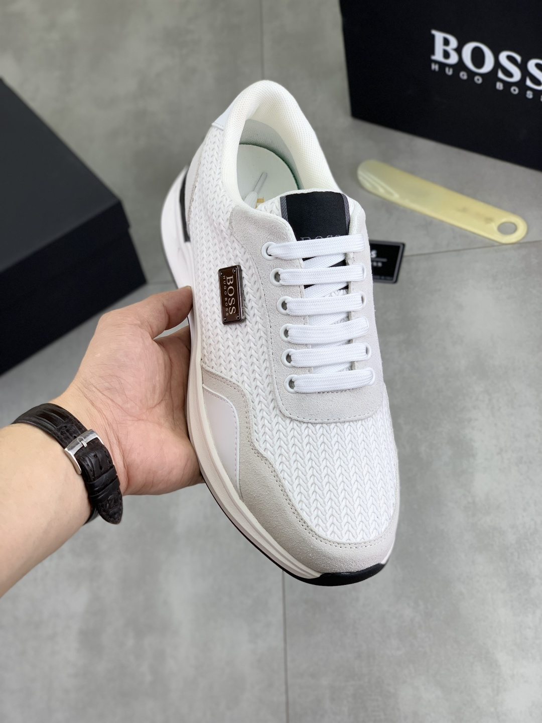 NO:353380,[Real Price] [BOSS] 2025 original lace-up men's shoes. Classic high-top casual shoes. This model is the official classic style, quality, made by famous original masters. It uses imported flying woven breathable fabric, comfortable and breathable mesh inner sheepskin insole, perfect last, generous and fashionable design, attracting the pursuit of many consumers. It is suitable for drivers to drive. What you want is the best quality in the market, with 3 colors available. Number of 38--44 (45 customized), sheepskin19860909【实价】【BOSS】2025原版系带男鞋 经典高帮款休闲鞋本款是官方主打经典款,质量,原厂名师制作,采用进口飞织透气面料舒适透气网布內里羊皮鞋垫,完美楦型,大方时尚的设计,吸引了众多消费者的追捧,适合司机驾车行驶,要的就是市场最品质,颜色3色可选 码数38--44（45 定做）,,sheepskin,Men's shoes