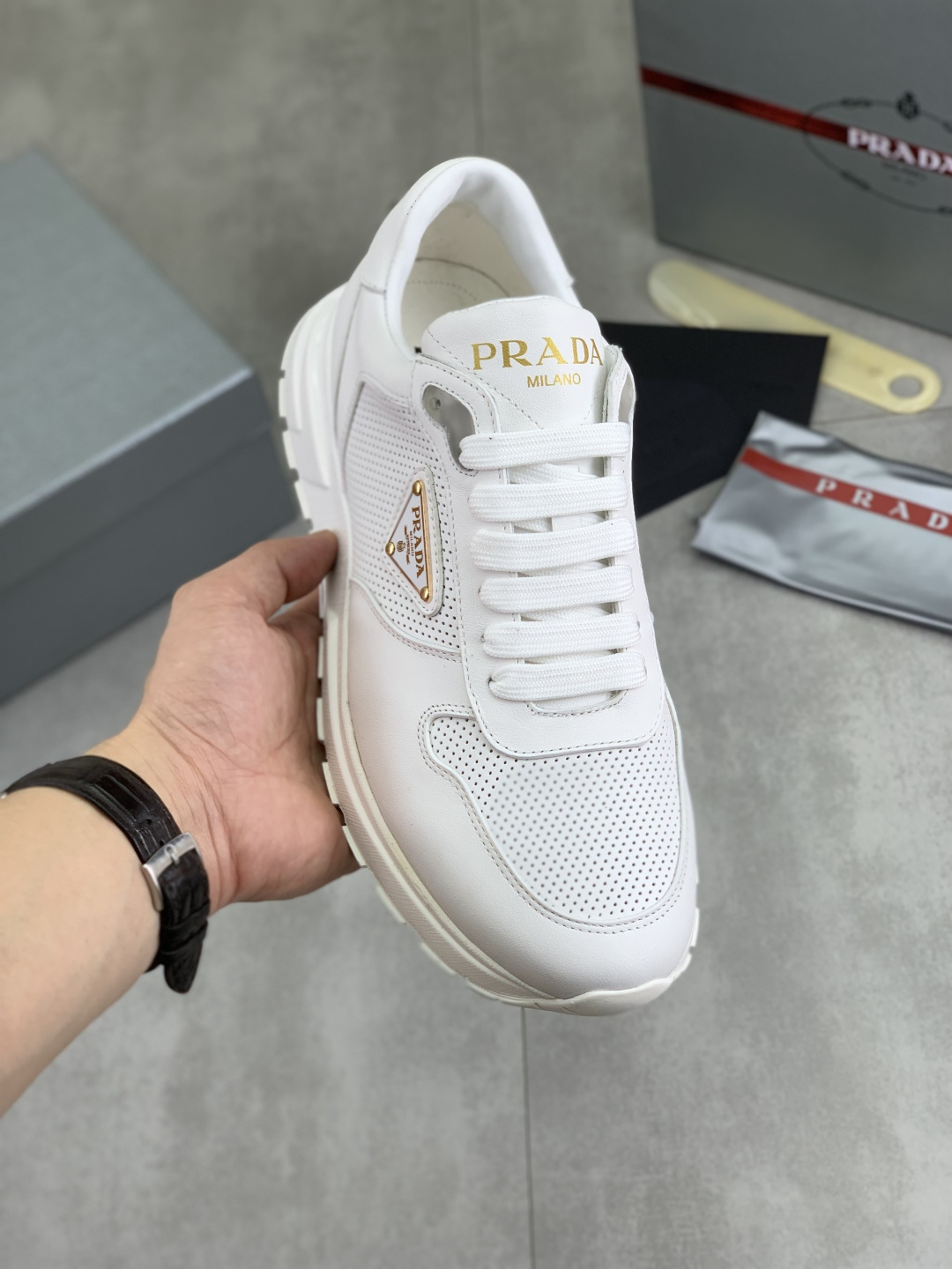 NO:353434,Real price (high version) The new PRADA (Prada) is on the market simultaneously, and the new men's shoes and fabrics are selected as original imported calfskin. The first layer imported calfskin inner lining. The original calfskin footrest!  Original mold-opening anti-slip PU large bottom, exquisite lines, simple and atmospheric, super comfortable and upscale, leisure and travel. Number of codes: 38-45 (46 customized) 2 colors available, prada, prada, cowhide19860909实价 (高版本) 新款PRADA (普拉达)同步经典款上市, 新款男鞋、面料精选原版进口小牛皮.头层进口牛皮内里.原版牛里垫脚！原版开模防滑PU大底,精美线条、简约大气,上脚感超级舒适上档次、休闲旅游.码数:38-45（46定制）2款颜色可选,,prada,prada,cowhide,Men's shoes