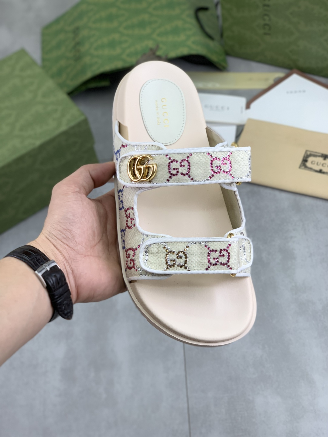 NO:354998,[Real Price] High-version GUCCI Gucci New Year of the Year of the Snake, the original official website, perfectly conveys a kind of noble luxury, sublimating its luxury definition in Gucci high-end extraordinary craftsmanship. Original Gucci double G combination sole, 35-45, full set of packaging,,gucci,slippers19860909【实价】高版本 GUCCI 古奇蛇年新款休闲烫钻拖鞋,原版官网、完美做透射出一种尊贵奢华,于古奇高端超凡工艺中升华其奢侈定义.原版古奇双G组合大底,码数35-45 全套包装,,gucci,slippers,Men's shoes