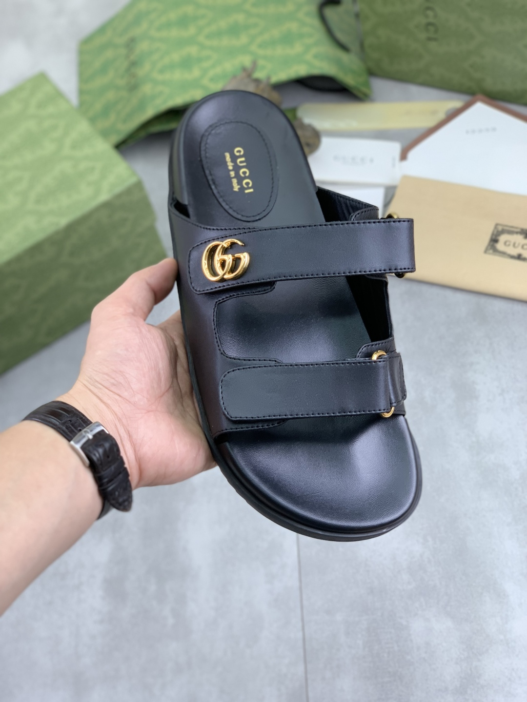 NO:354983,[Real Price] High-version GUCCI Gucci New Year of the Year of the Snake, original official website, perfectly made to transmit a kind of noble luxury, sublimating its definition of luxury in Gucci high-end extraordinary craftsmanship. Original Gucci double G combination sole, 35-45, full set of packaging,,gucci,slippers19860909【实价】高版本 GUCCI 古奇蛇年新款休闲拖鞋,原版官网、完美做透射出一种尊贵奢华,于古奇高端超凡工艺中升华其奢侈定义.原版古奇双G组合大底,码数35-45 全套包装,,gucci,slippers,Men's shoes