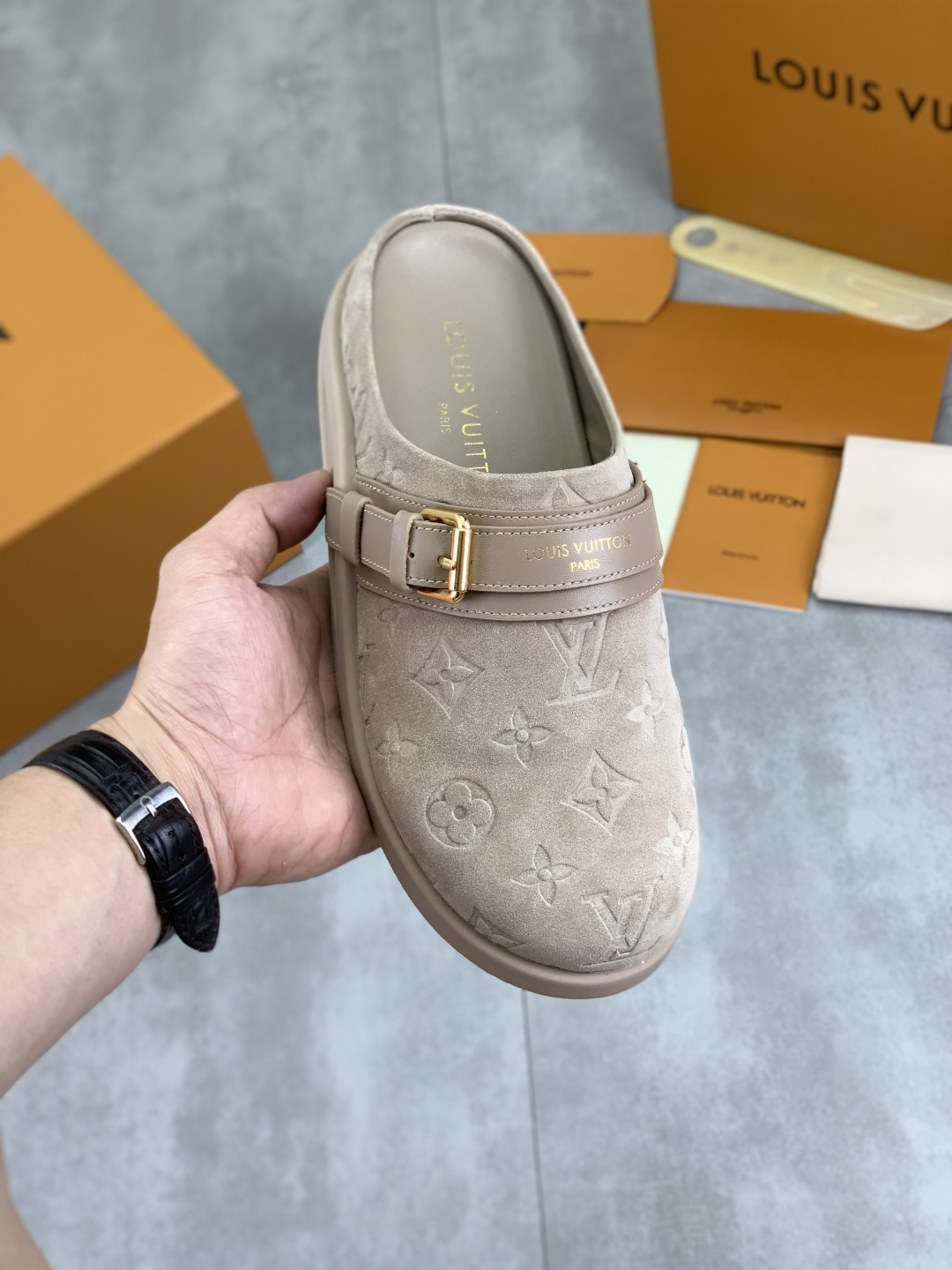 NO:354966,Real-price women's casual semi-slippers - This sports upper is made of soft cowhide fabric, embossed with plaid patterns, paired with embossed two-color sole, embossed with brand logo, and is equipped with a debugged L-shaped buckle belt, which is full of slackness. Size 35-41,,sneakers,slippers,cowhide19860909实价 女款休闲半拖鞋 -此款运动鞋面采用柔软牛皮面料,融入格纹图案压花,搭配压纹双色鞋底,其上点缀品牌标识,设有可调试L字型扣环束带,松弛感拉满满. 码数35-41,,sneakers,slippers,cowhide,Men's shoes