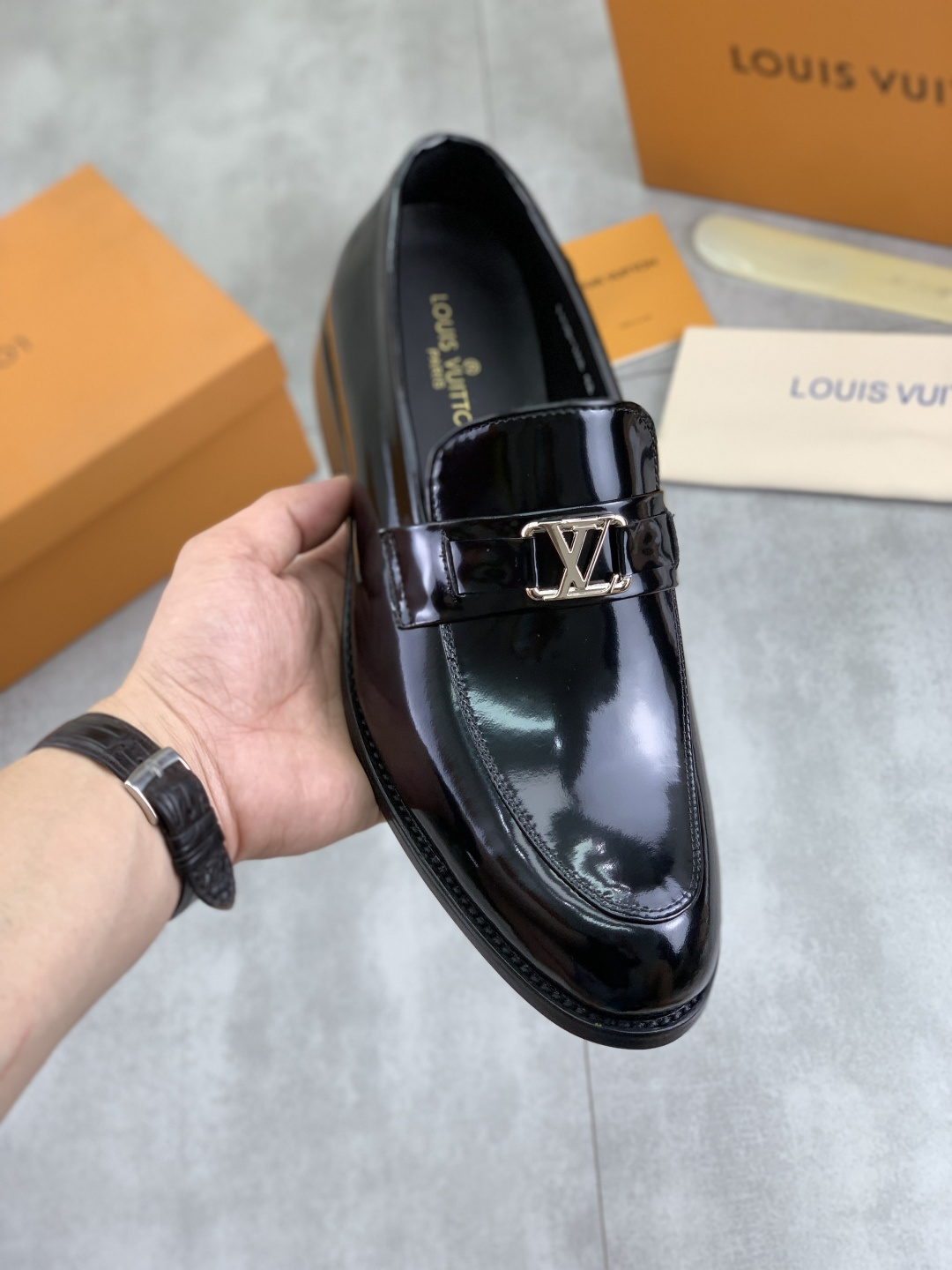 NO:355444,[Real Price] Water-dyeed cattle LV Louis Vuitton business leather shoes, using original imported Italian calf leather, full cowhide inner lining, professional shoemakers carefully handmade, original special for wear-resistant sole. Standard code 39-45 5 colors selection,,louis vuitton,louis vuitton,cowhide19860909【实价】水染牛里 LV路易威登商务皮鞋,釆用原版进口意大利小牛皮,全牛皮内里、专业鞋匠精心手工制,原版专供耐磨大底.标准码39-45 5色选,,louis vuitton,louis vuitton,cowhide,Men's shoes