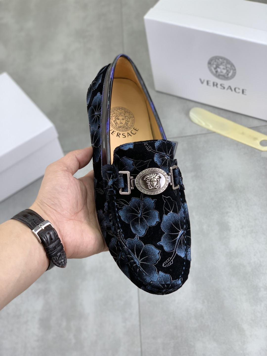 NO:605116,[Actual price] [VERSACE] Versace Hong Kong high-quality beanie shoes. Loafers with slip-on feet. This fabric is made of imported top-grade Italian first-layer cowhide with original hardware and full-layer pigskin lining. The lining is more high-end. The original non-slip and wear-resistant rubber outsole is the only choice for driving. The size is 38-45. 2 colors are available,,versace,versace,loafers,cowhide19860909【实价】【VERSACE】范思哲香港高品质豆豆鞋.懒人套脚乐福款 此款面料采用进口顶级意大利头层牛皮配原版五金全头层猪皮内里 里更为高档 原版防滑耐磨橡胶大底驾车唯一选择,码数38-45 2色可选,,versace,versace,loafers,cowhide,Men's shoes
