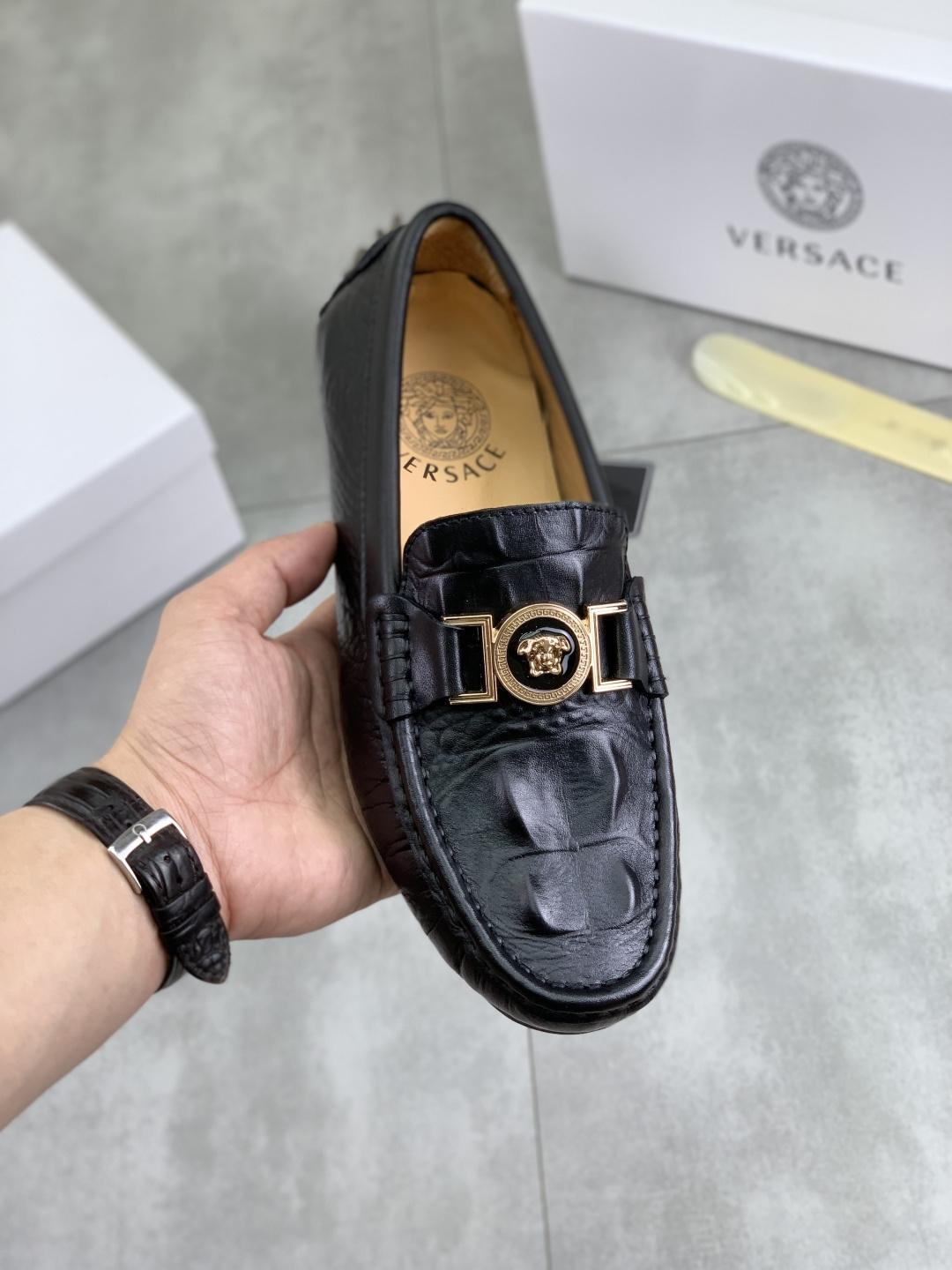 NO:605120,[Actual price] [VERSACE] Versace Hong Kong high-quality beanie shoes. Loafers with slip-on feet. This fabric is made of imported top-grade Italian first-layer cowhide with original hardware and full-layer pigskin lining. The lining is more high-end. The original non-slip and wear-resistant rubber outsole is the only choice for driving. The size is 38-45. 2 colors are available,,versace,versace,loafers,cowhide19860909【实价】【VERSACE】范思哲香港高品质豆豆鞋.懒人套脚乐福款 此款面料采用进口顶级意大利头层牛皮配原版五金全头层猪皮内里 里更为高档 原版防滑耐磨橡胶大底驾车唯一选择,码数38-45 2色可选,,versace,versace,loafers,cowhide,Men's shoes