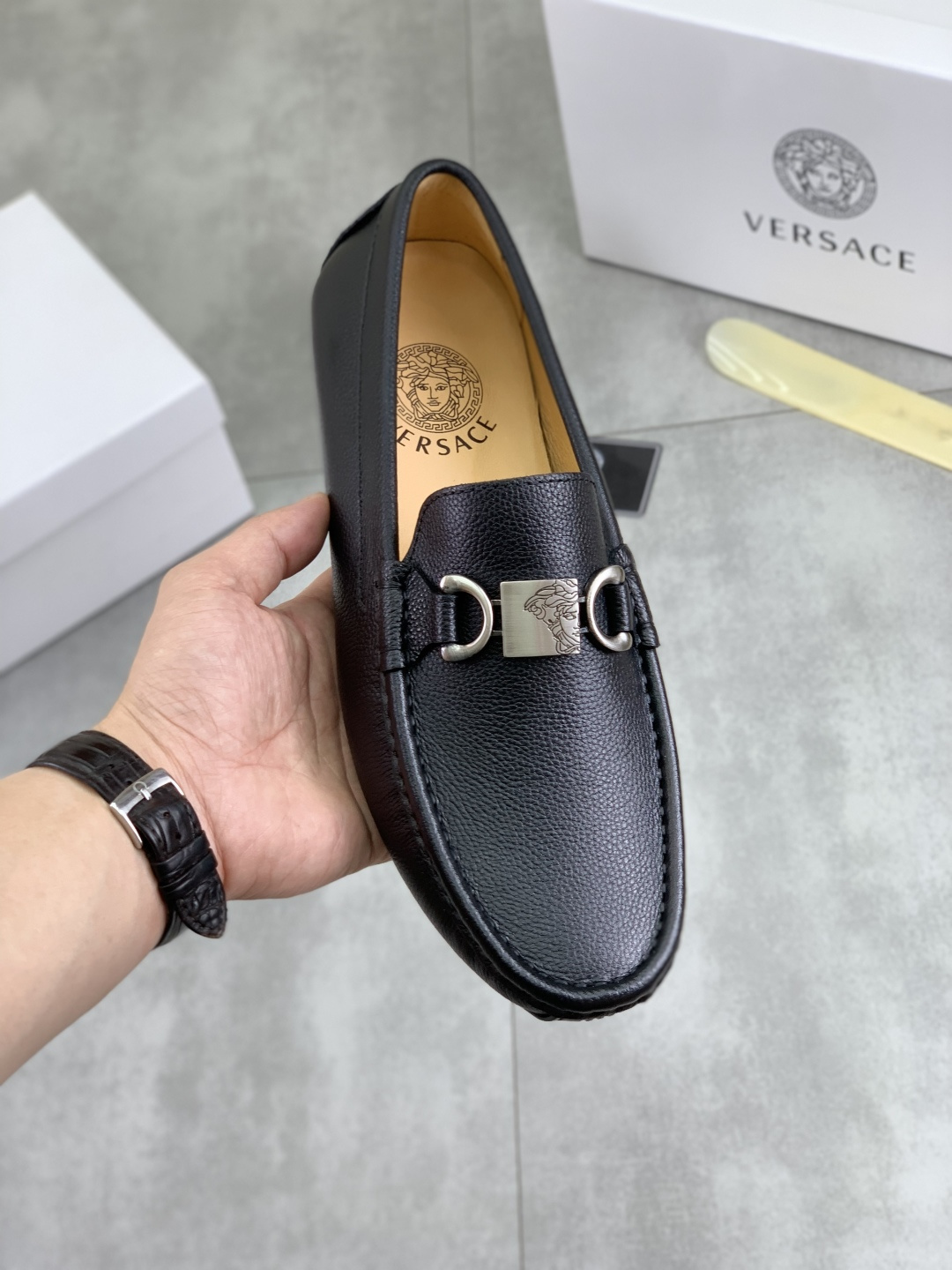 NO:605118,[Actual price] [VERSACE] Versace Hong Kong high-quality bean shoes. Lazy slip-on loafers. This fabric is made of imported top-grade Italian first-layer cowhide with original hardware and full-layer pigskin lining. The lining is more high-end. The original non-slip and wear-resistant rubber outsole is the only choice for driving. The size is 38-45. Black is available. Versace,versace,loafers,cowhide19860909【实价】【VERSACE】范思哲香港高品质豆豆鞋.懒人套脚乐福款 此款面料采用进口顶级意大利头层牛皮配原版五金全头层猪皮内里 里更为高档 原版防滑耐磨橡胶大底驾车唯一选择,码数38-45 黑色可选,,versace,versace,loafers,cowhide,Men's shoes