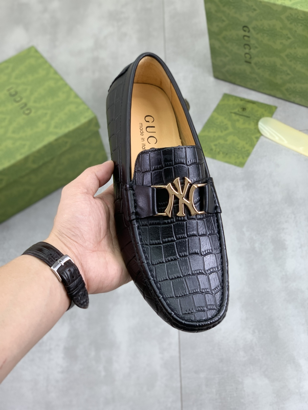 NO:605122,[Real price] [GUCCI] New classic beanie shoes; Hong Kong original order, top quality, exquisite craftsmanship, top quality high-end boutique men's beanie shoes, British fashion style, uppers made of Italian imported calfskin, comfortable and breathable, fully imported soft pigskin lining, lazy slip-on Loaf style. This fabric is suitable for drivers to travel, original non-slip and wear-resistant rubber outsole size 38-45, 2 color selection,, gucci, loafers, cowhide19860909【实价】【古奇GUCCI】新款经典豆豆鞋；香港原单顶级 精湛工艺 顶级质量高端精品男士休豆豆鞋 英伦时尚风 鞋面采用意大利进口小牛皮,舒适透气全进口柔软猪皮内里,懒人套脚乐福款 此款面料采用适合司机驾车出行,原版防滑耐磨橡胶大底码数38-45 2色选,,gucci,loafers,cowhide,Men's shoes