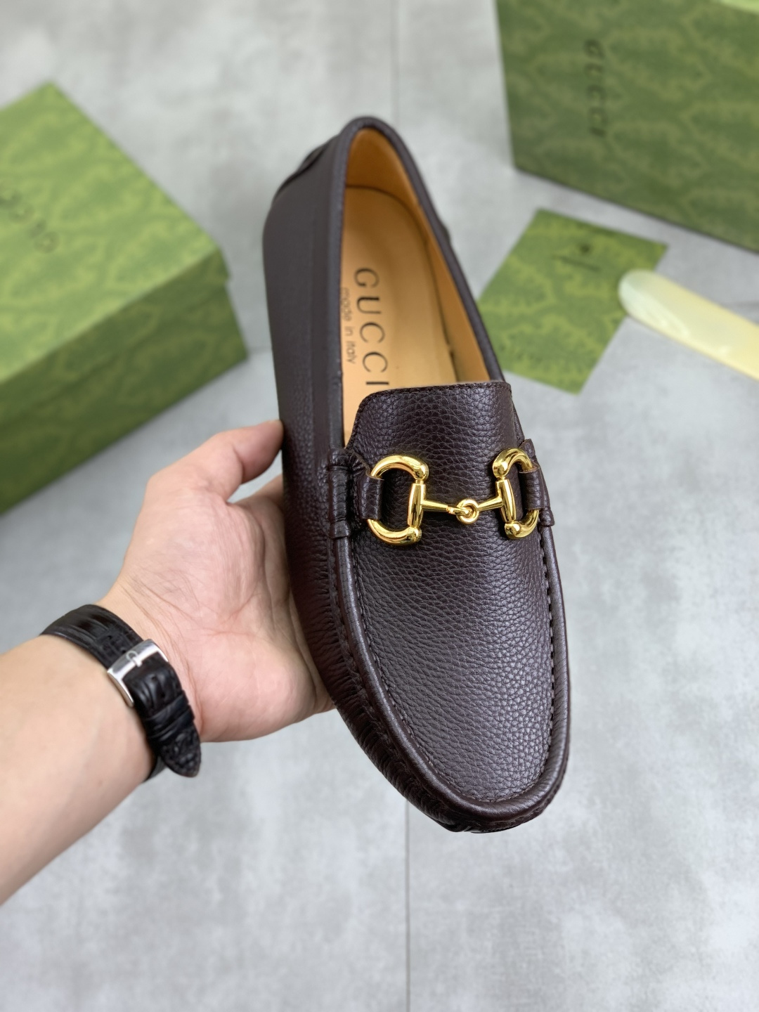 NO:605126,[Real price] [GUCCI] New classic beanie shoes; original order from Hong Kong, top quality, exquisite craftsmanship, top quality high-end boutique men's beanie shoes, British fashion style, uppers made of Italian imported calfskin, comfortable and breathable, fully imported soft pigskin lining, lazy slip-on Loaf style. This fabric is suitable for drivers to drive, original non-slip and wear-resistant rubber outsole size 38-45, multi-color selection, gucci, loafers, cowhide19860909【实价】【古奇GUCCI】新款经典豆豆鞋；香港原单顶级 精湛工艺 顶级质量高端精品男士休豆豆鞋 英伦时尚风 鞋面采用意大利进口小牛皮,舒适透气全进口柔软猪皮内里,懒人套脚乐福款 此款面料采用适合司机驾车出行,原版防滑耐磨橡胶大底码数38-45 多色选,,gucci,loafers,cowhide,Men's shoes