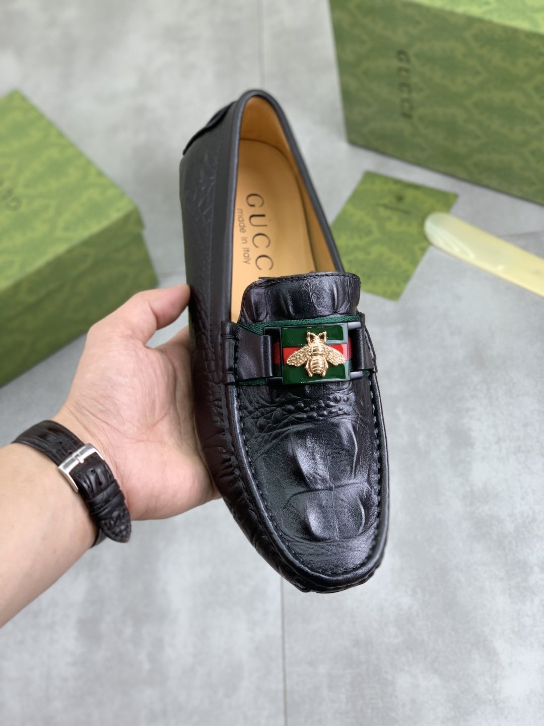 NO:605124,[Real price] [GUCCI] New classic beanie shoes; original order from Hong Kong, top quality, exquisite craftsmanship, top quality high-end boutique men's beanie shoes, British fashion style, uppers made of Italian imported calfskin, comfortable and breathable, fully imported soft pigskin lining, lazy slip-on loafers. This fabric is suitable for drivers to travel, original non-slip and wear-resistant rubber outsole size 38-45, black and white selection,, gucci, loafers, cowhide19860909【实价】【古奇GUCCI】新款经典豆豆鞋；香港原单顶级 精湛工艺 顶级质量高端精品男士休豆豆鞋 英伦时尚风 鞋面采用意大利进口小牛皮,舒适透气全进口柔软猪皮内里,懒人套脚乐福款 此款面料采用适合司机驾车出行,原版防滑耐磨橡胶大底码数38-45 黑色 白色选,,gucci,loafers,cowhide,Men's shoes