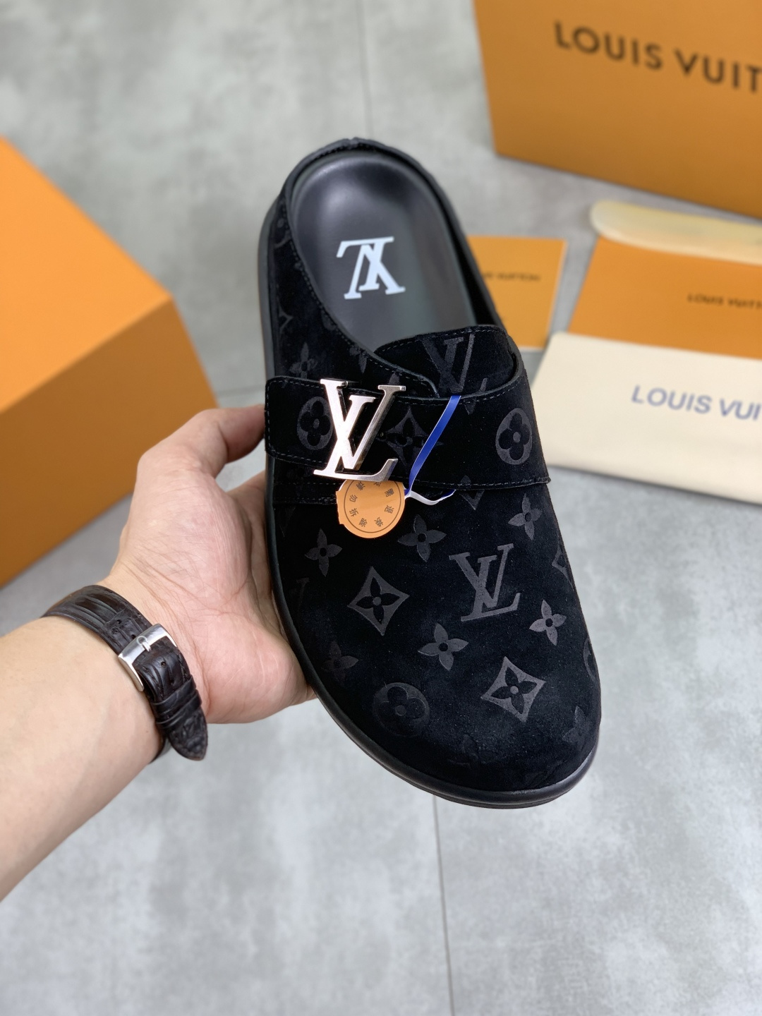 NO:349661,Real price Louis Vuitton Men's Birken casual semi-slippers - This sports upper is made of soft cowhide fabric, embossed with plaid patterns, paired with embossed two-color sole, embossed with brand logo, and is equipped with a debugged L-shaped buckle belt, which is full of slackness. Size 39-45 Full package, louis vuitton,sneakers,slippers,cowhide19860909实价 路易威*登男士勃肯休闲半拖鞋 -此款运动鞋面采用柔软牛皮面料,融入格纹图案压花,搭配压纹双色鞋底,其上点缀品牌标识,设有可调试L字型扣环束带,松弛感拉满满. 码数39-45 全套包装,,louis vuitton,sneakers,slippers,cowhide,Men's shoes