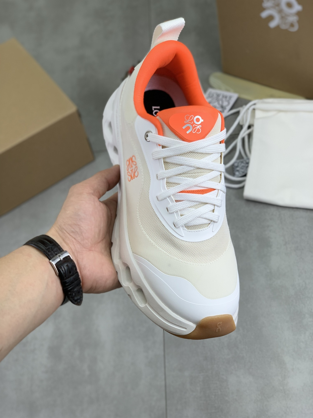 NO:357622,Real-price [LOEWE] new couple model, professional running owner, running shoes, 100% comfortable, the joint brand of OnRunning and Loewe Loewe is newly launched!!  Wear it and have a high-end aesthetic citywalk. Cloudtilt 2.0, super invincible explosion light and soft feet, high-end and fashionable!  The gradient color matching complements Luo Yiwei's unique color aesthetic language. Who doesn't love shoes that are full of functionality and fashion?  With full set Size: 35-45,,loewe,loewe19860909实价【LOEWE】新款新色情侣款 跑步专业户 跑鞋 舒适度百分百 昂跑OnRunning与Loewe罗意威的联名全新开后ON!！穿上它去来一场高级审美的citywalk吧Cloudtilt2.0,超级无敌爆炸轻盈与软糯脚感,高级时髦！层层渐变的颜色搭配.与罗意威的独特色彩审美语言相得益彰.功能性与时髦度都拉满的鞋谁不爱啊！配全套包 Size: 35-45,,loewe,loewe,Men's shoes