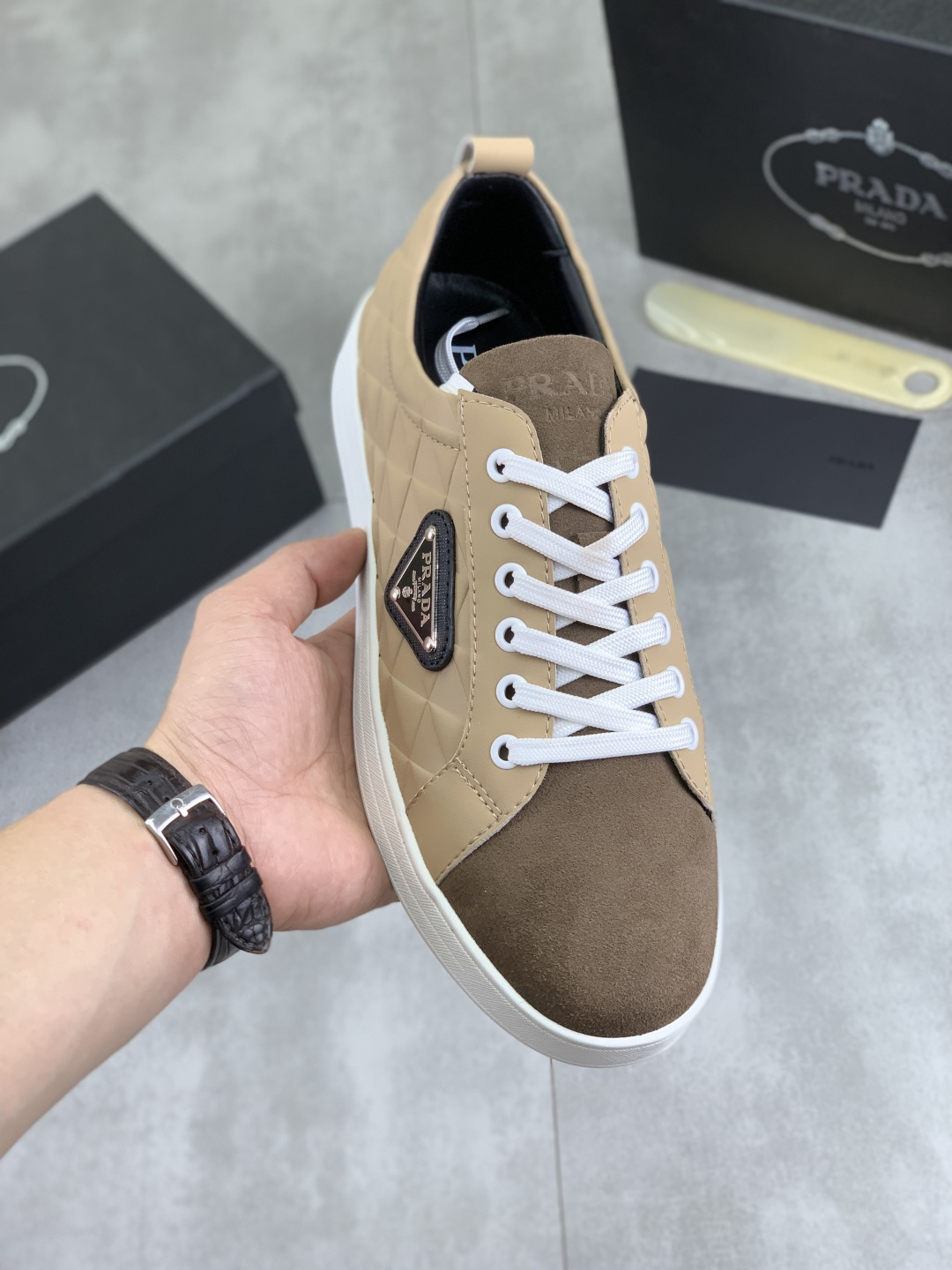 NO:357634,【Real Price】High-quality PRADA Breathable Comfortable Men's Shoes Official Website Classic Latest Model is available for 11 replicas, Hong Kong synchronized, and the same stage; all use calfskin with breathable mesh fabric imported soft and comfortable sheepskin inner lining, rubber outsole original non-slip and wear-resistant; comfortable footwork, durable style, fine workmanship, and simple and neat shoe last to show the courage and toughness of men. Size 39-44 2 color selection, prada, prada, cowhide, sheepskin19860909【实价】 高品质羊里（PRADA普拉达）透气舒适男鞋官网经典最新款上市了11复制,香港同步,走秀同台；全部采用小牛皮配透气网布面料进口柔软舒适羊皮内里、橡胶大底原版防滑耐磨；着脚舒适、款式耐看,做工精细,配以简洁利落的鞋楦,彰显男人的果敢和硬朗,码数39-44 2色选,,prada,prada,cowhide,sheepskin,Men's shoes