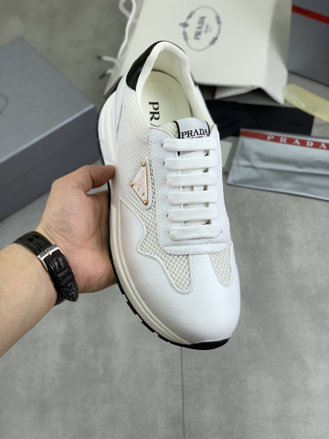 NO:357657,[Real Price] The official website hits the hottest model, the trendy brand (Prada Prada) is mainly promoted by popular models, avant-garde and versatile fashion men's shoes are open in private version, cowhide surface splicing 11.. Fashionable and crisp, original imported cowhide inner cowhide footsteps; atmospheric personality is more trendy and eye-catching and pursue grade, it will subvert the old concept, and it must be a fashion trendy and fashionable trendy with you! Must keep it yourself! High-end comfortable, large and low, high-end quality workmanship. Number of 38-45 4 optional.,,prada,prada,cowhide19860909【实价】官网爆款上市, 潮牌（普拉达Prada）主推爆款,前卫百搭时尚男鞋私版开模,牛皮面拼接11..时尚干脆、原版进口牛皮内里牛皮垫脚；大气个性更潮更抢眼更追求档次,它将颠覆旧念,与您共度时尚潮人必备! 必自留 ! 高大上的舒适大低,高端品质做工.码数38-45 4可选.,,prada,prada,cowhide,Men's shoes