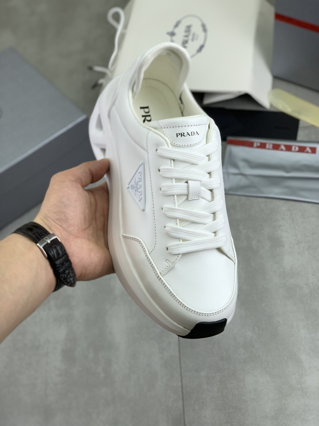 NO:357669,[Real Price] The official website hits the hottest model, the trendy brand (Prada Prada) mainly promotes the hottest model, avant-garde and versatile fashion men's shoes private version, cowhide surface splicing 11.. Fashionable and crisp, original imported cowhide inner cowhide footbed; atmospheric personality is more trendy and eye-catching and pursue grade, it will subvert the old concept, and it must be a fashion trendy and fashionable trendy with you! Must keep it yourself! High-end comfortable, large and low, high-end quality workmanship. Number of 38-45 Black and white optional.,,prada,prada,cowhide19860909【实价】官网爆款上市, 潮牌（普拉达Prada）主推爆款,前卫百搭时尚男鞋私版开模,牛皮面拼接11..时尚干脆、原版进口牛皮内里牛皮垫脚；大气个性更潮更抢眼更追求档次,它将颠覆旧念,与您共度时尚潮人必备! 必自留 ! 高大上的舒适大低,高端品质做工.码数38-45 黑色 白色可选.,,prada,prada,cowhide,Men's shoes