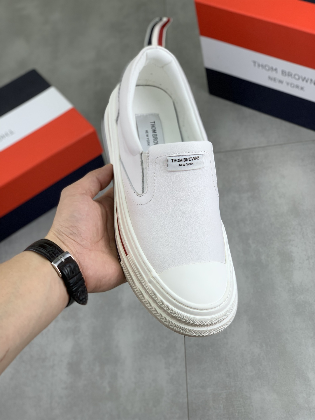 NO:357680,Real price [THOM BROWNE (Tom Brown)] TB official website same model [Deei] original single popular sneakers, top layer cowhide with breathable fabric 11 original board, sheepskin inner shoe body accessories mold opening quality, dear, you are still worried about wearing and matching shoes, then you are your best choice!  38-44, both sports and leisure!  Black White optional, thom brown,sneakers,cowhide,sheepskin19860909实价【THOM BROWNE（汤姆.布朗）】TB官网同款[得意]原单爆款运动鞋 头层牛皮加透气布料11原板 羊皮内里鞋身配件开模 品质 亲们你还为穿着搭配鞋发愁那这款鞋你就是你不二的选择！38-44,运动休闲两不误哦！黑色 白色可选,,thom browne,sneakers,cowhide,sheepskin,Men's shoes